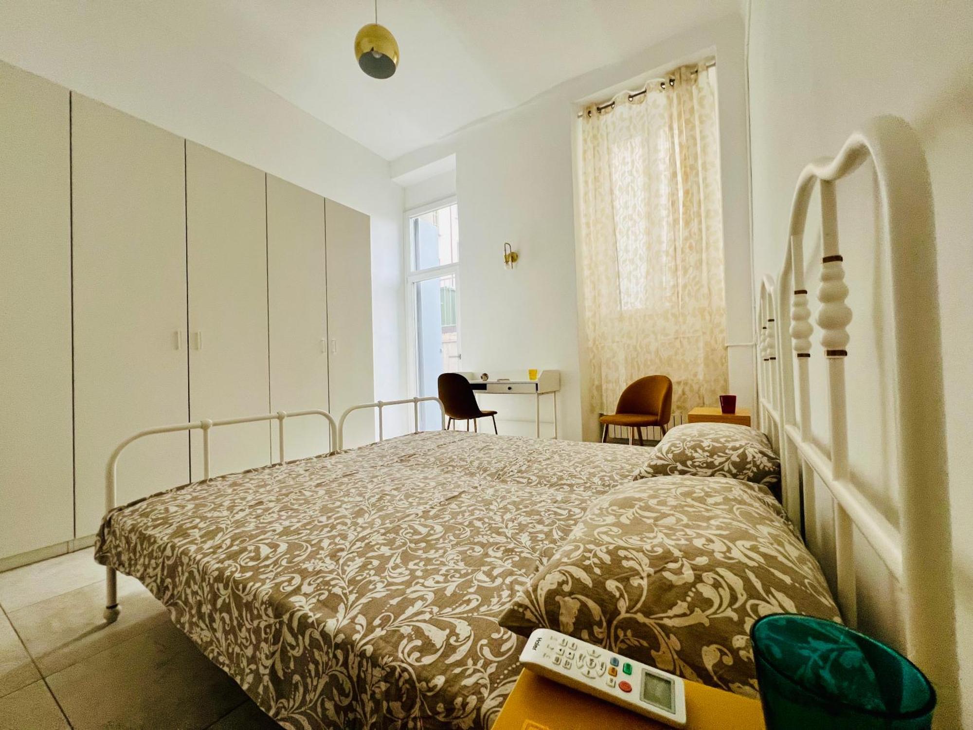 Doppel- oder Zweibettzimmer