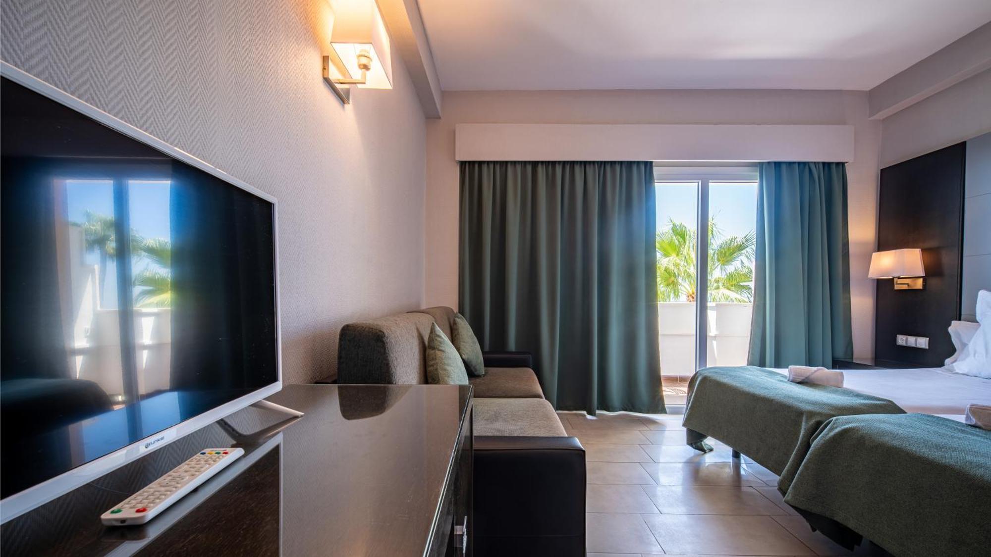 Quarto Twin com Vista Piscina