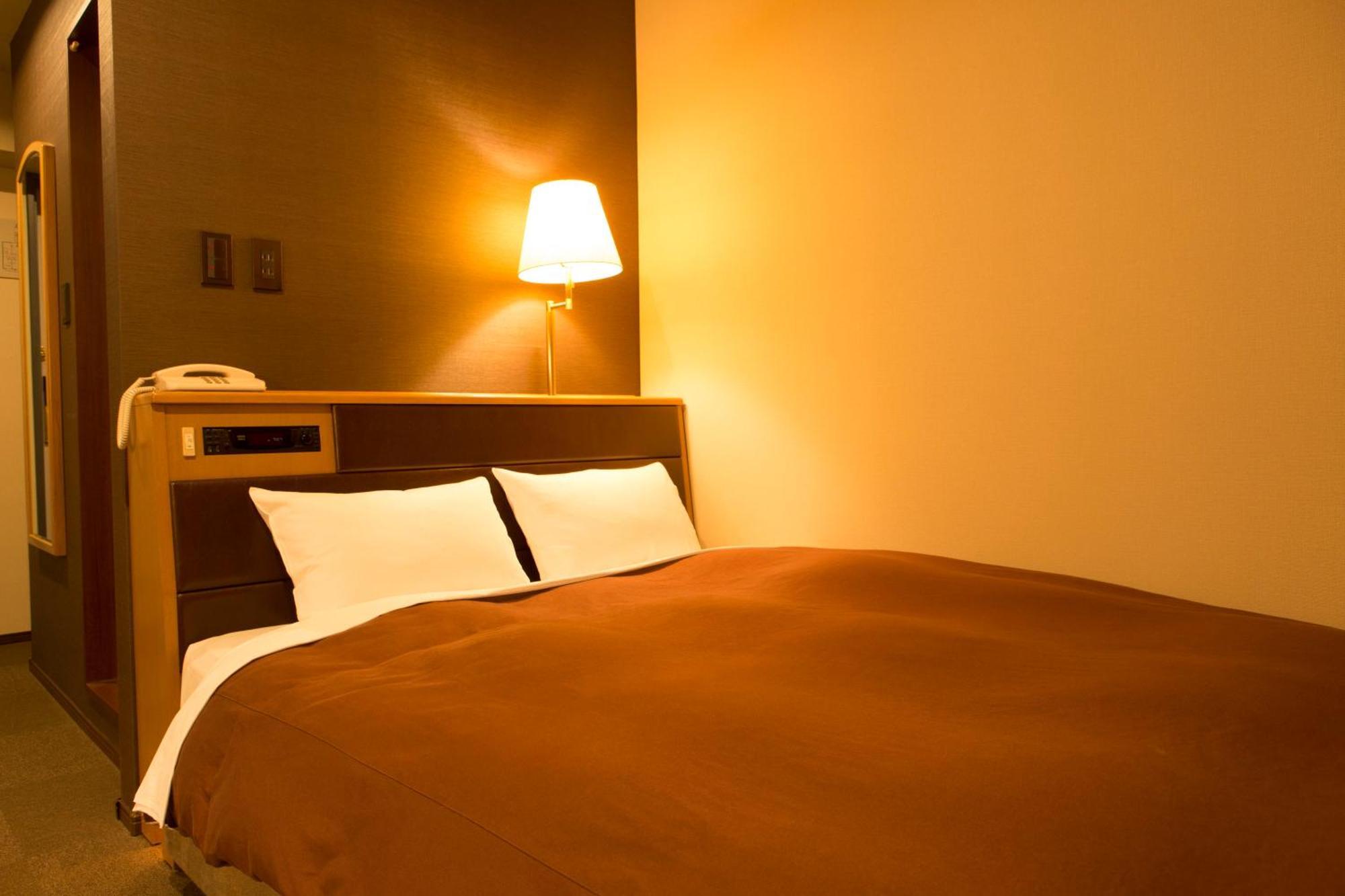 Doppelzimmer mit kleinem Doppelbett