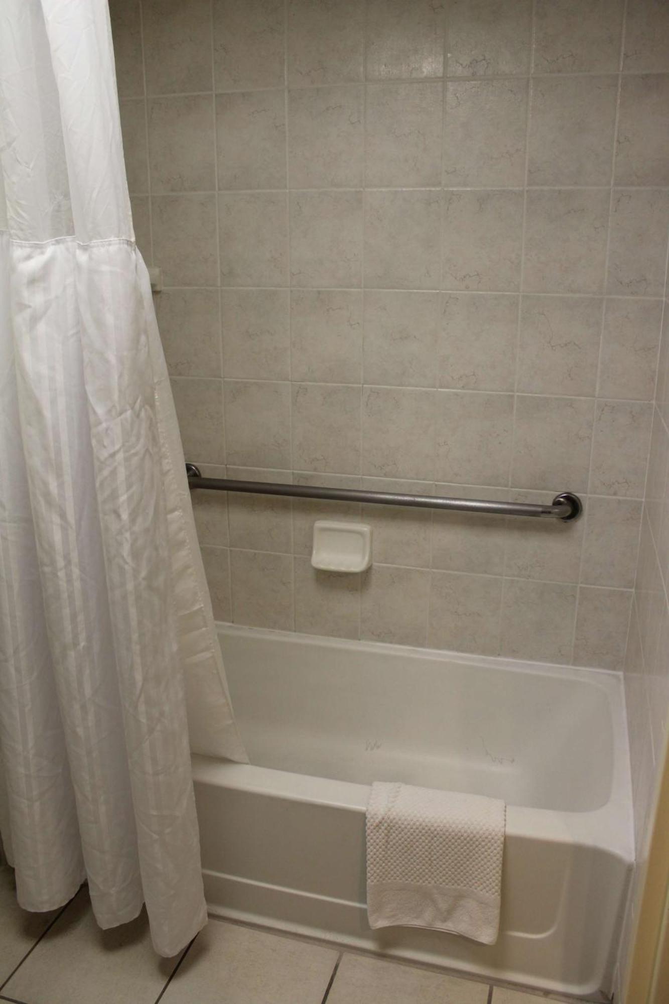 Double Room Two Double Beds Bath Tub Mobility Access,1622020137:JPEG