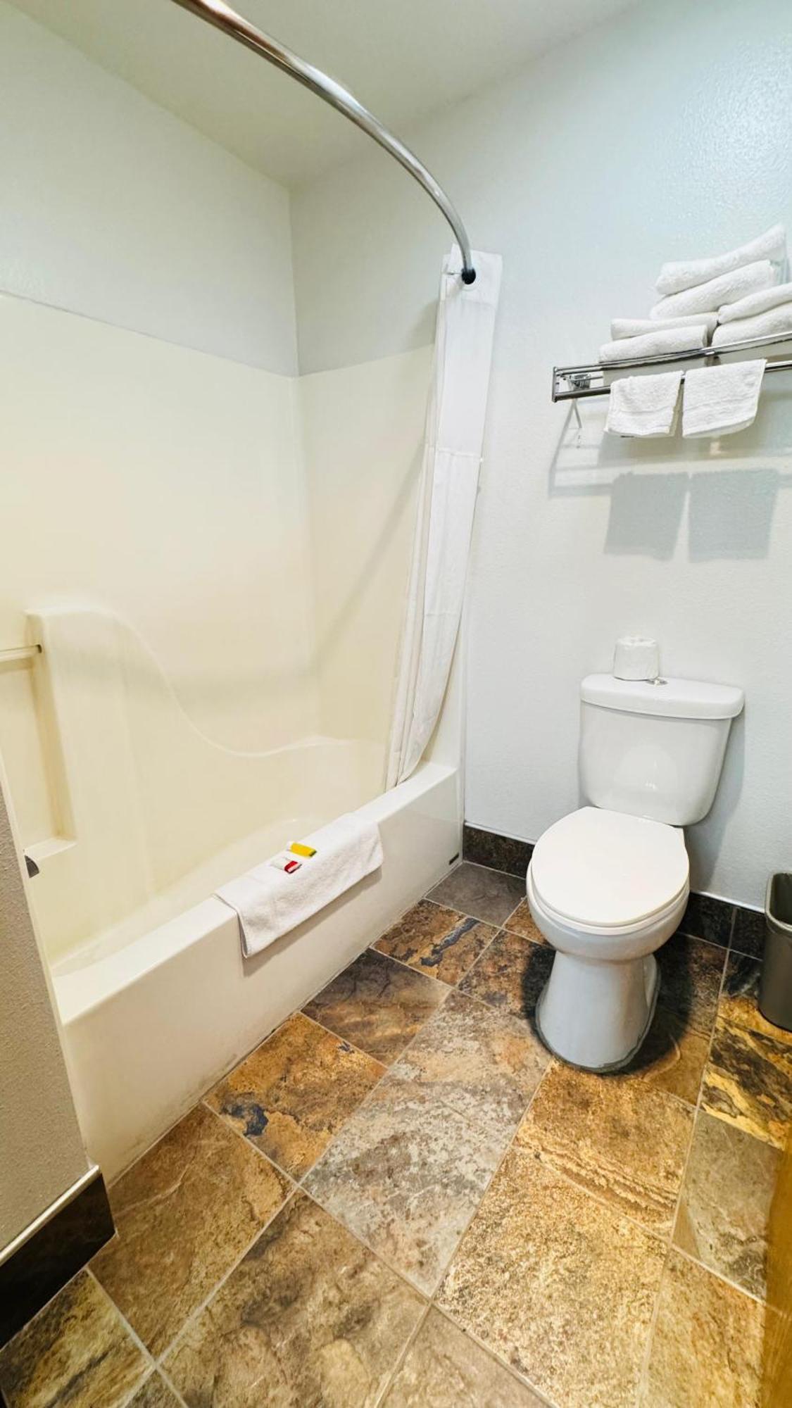 Deluxe King Room with Spa Bath- Non-Smoking