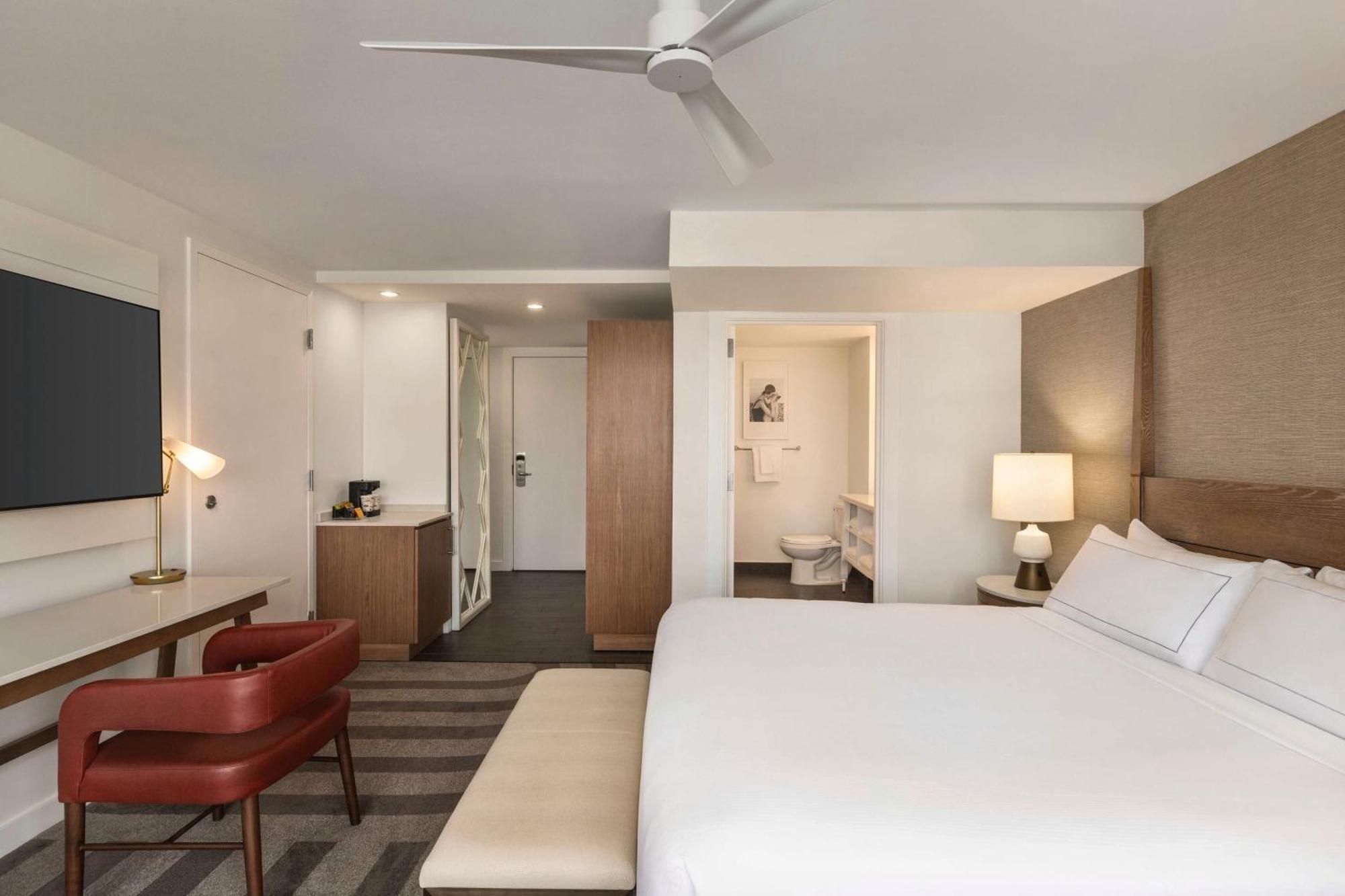 1 King Bed Premium Oceanfront Balcony
