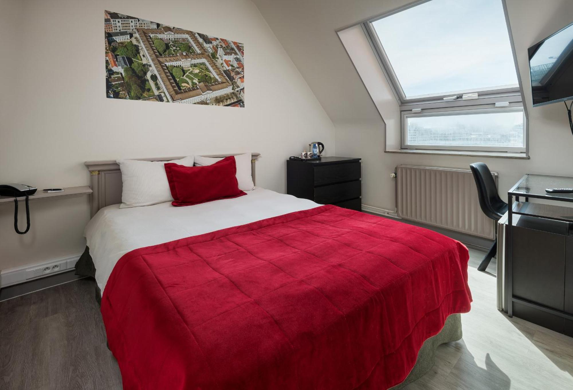 Small Double Room,1623646399:JPEG