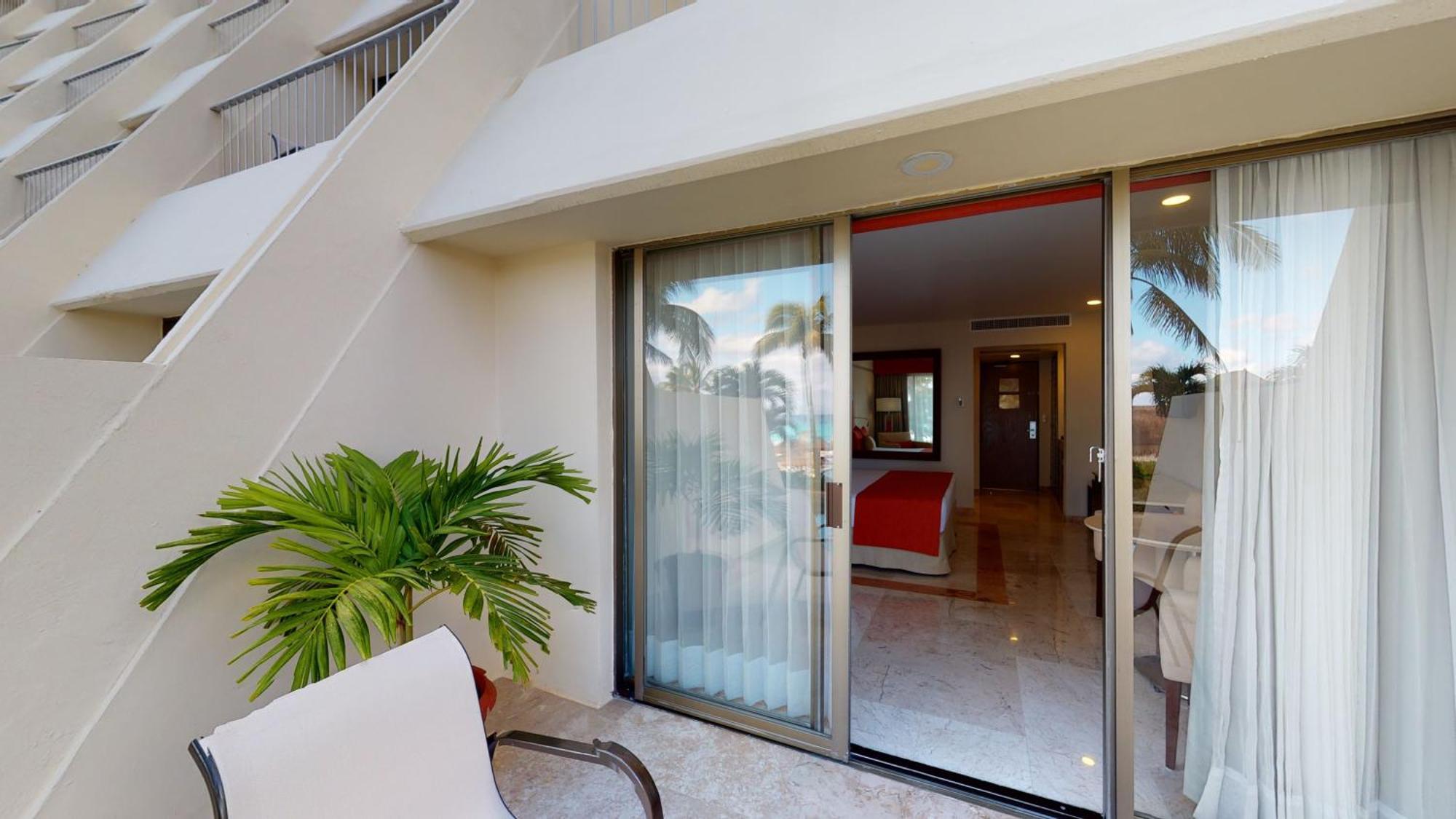 Quarto Deluxe com Acesso Direto à Piscina e Vista do Mar (Somente Adultos)