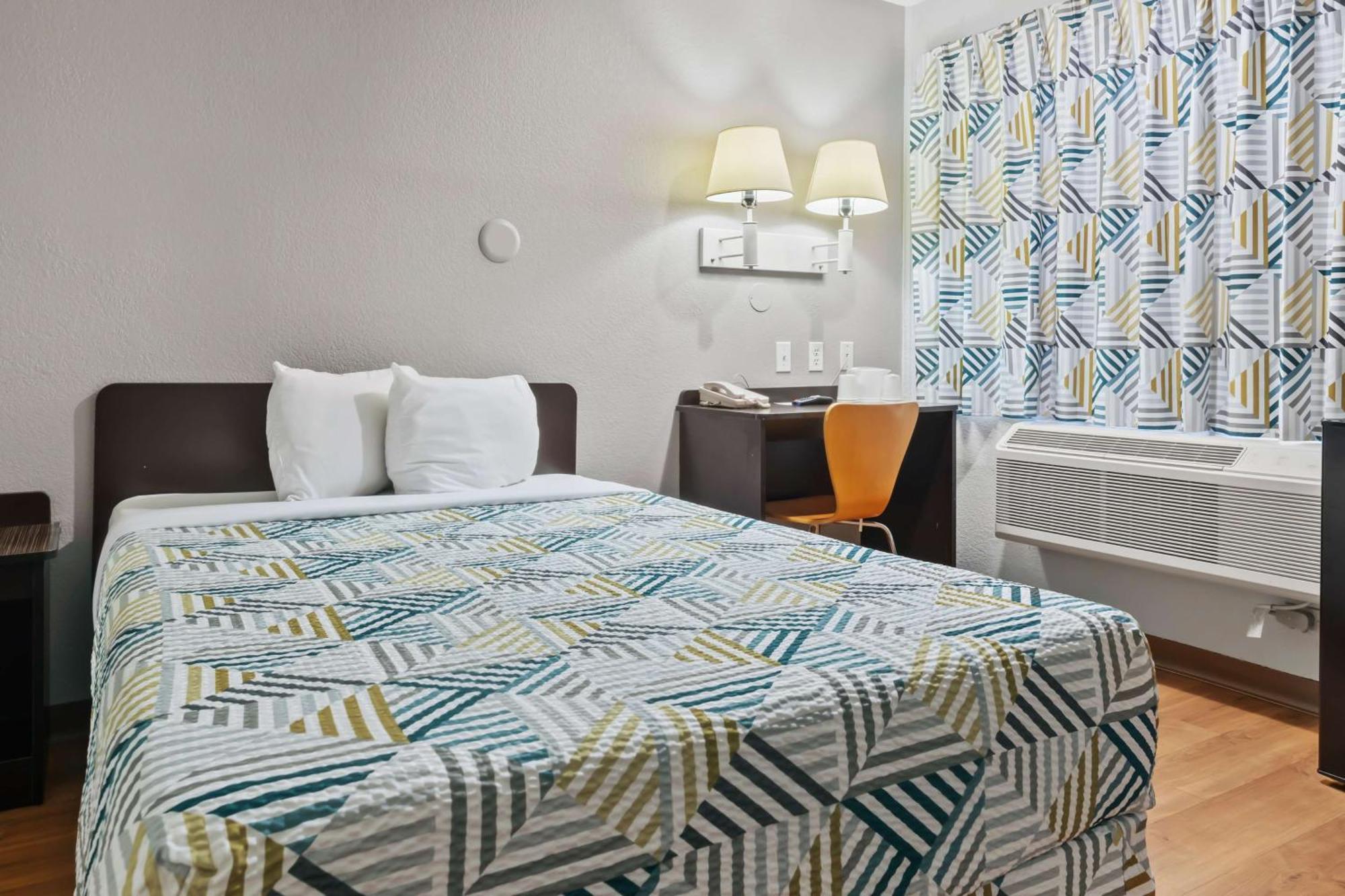 1 Queen Bed | Outdoor Pool