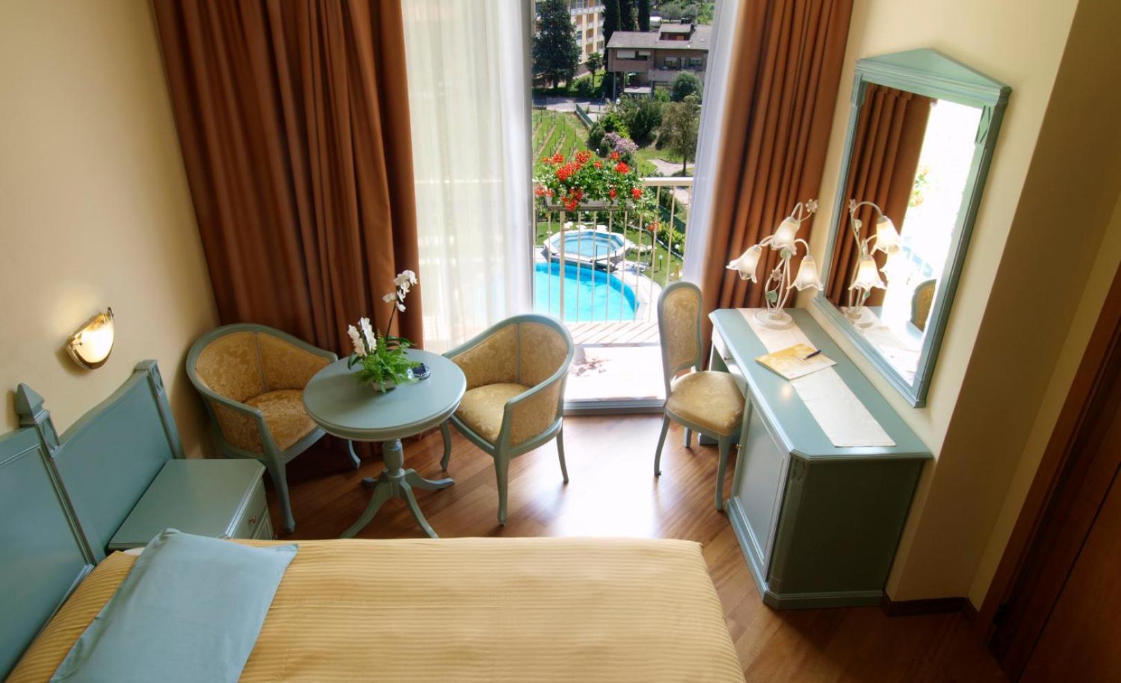Deluxe Dreibettzimmer mit Poolblick