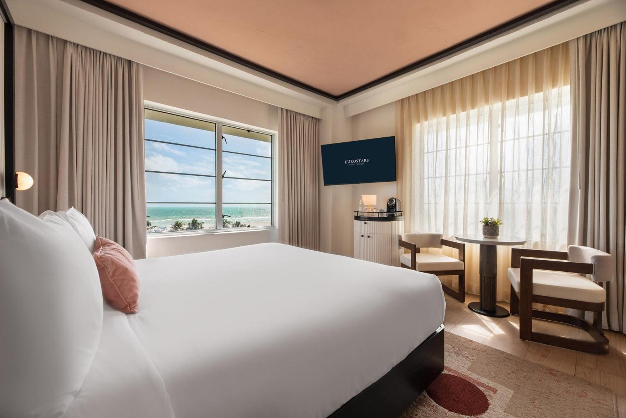 Deluxe King Room corner with ocean view