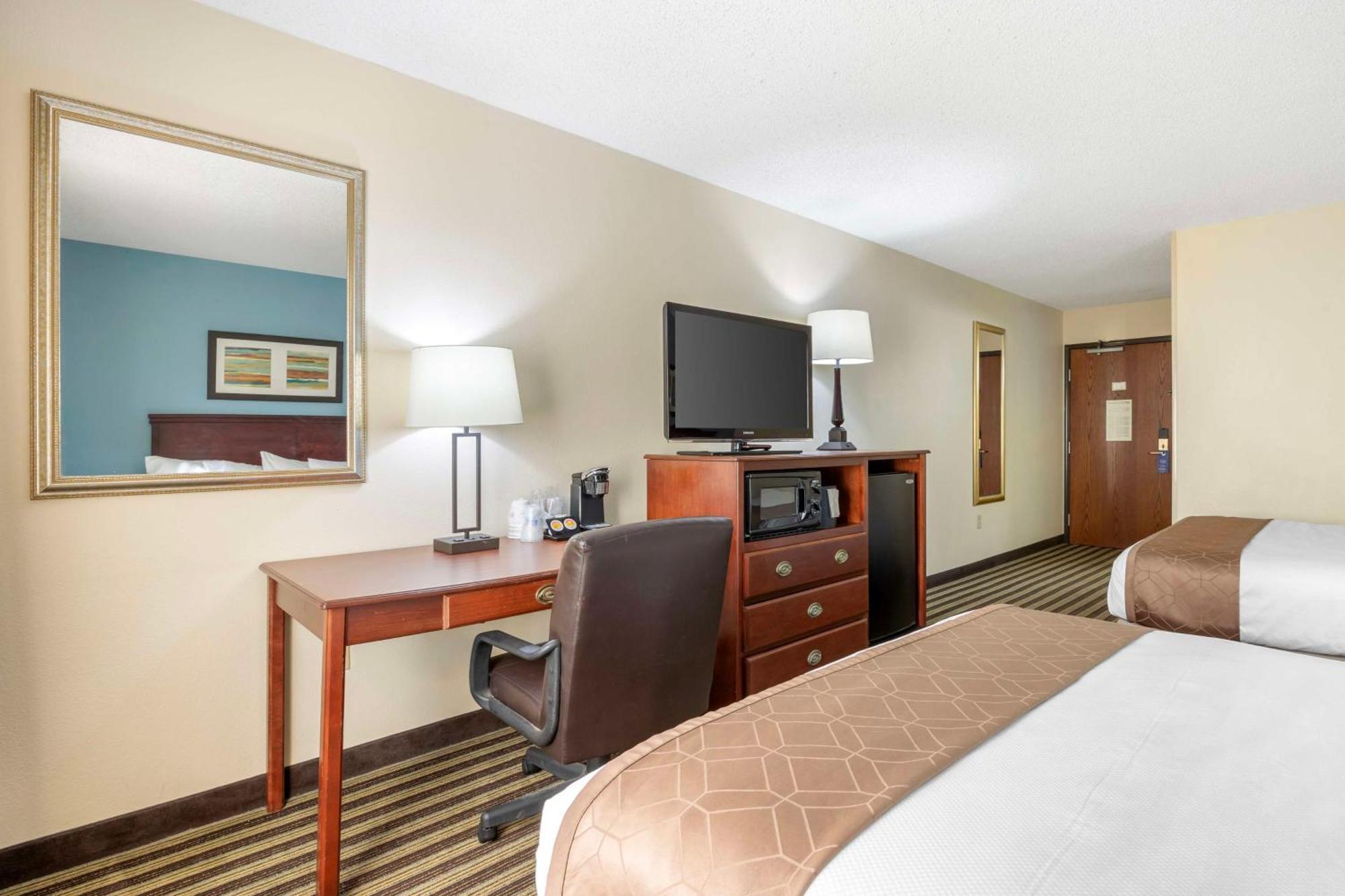Queen Room Two Queen Beds Bath Tub Mobility Accessible or Non-Smoking,1624777207:JPEG