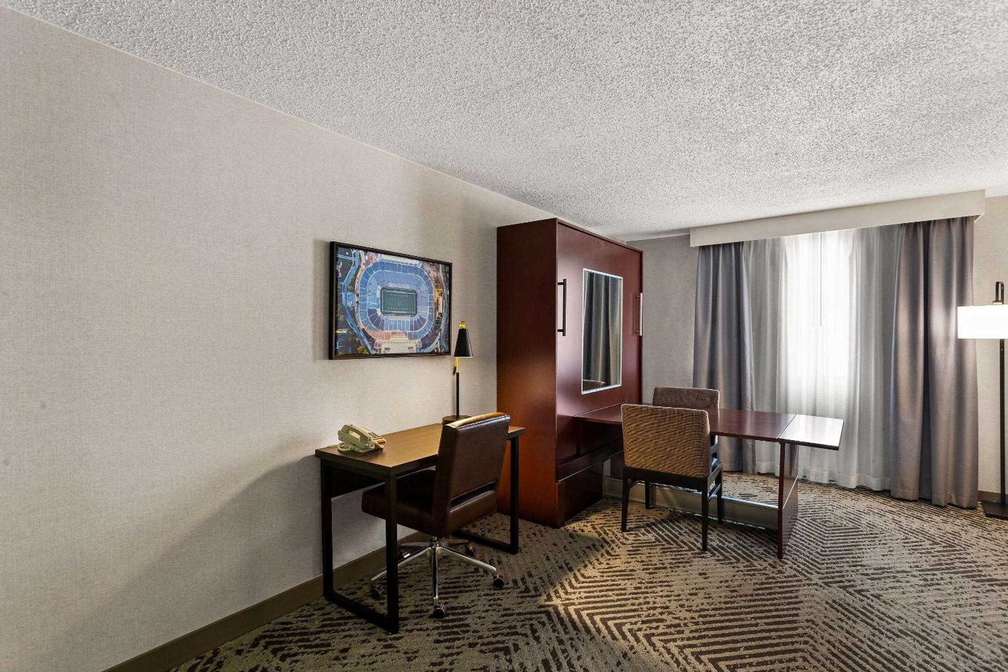 One-Bedroom Queen Suite - Non-Smoking