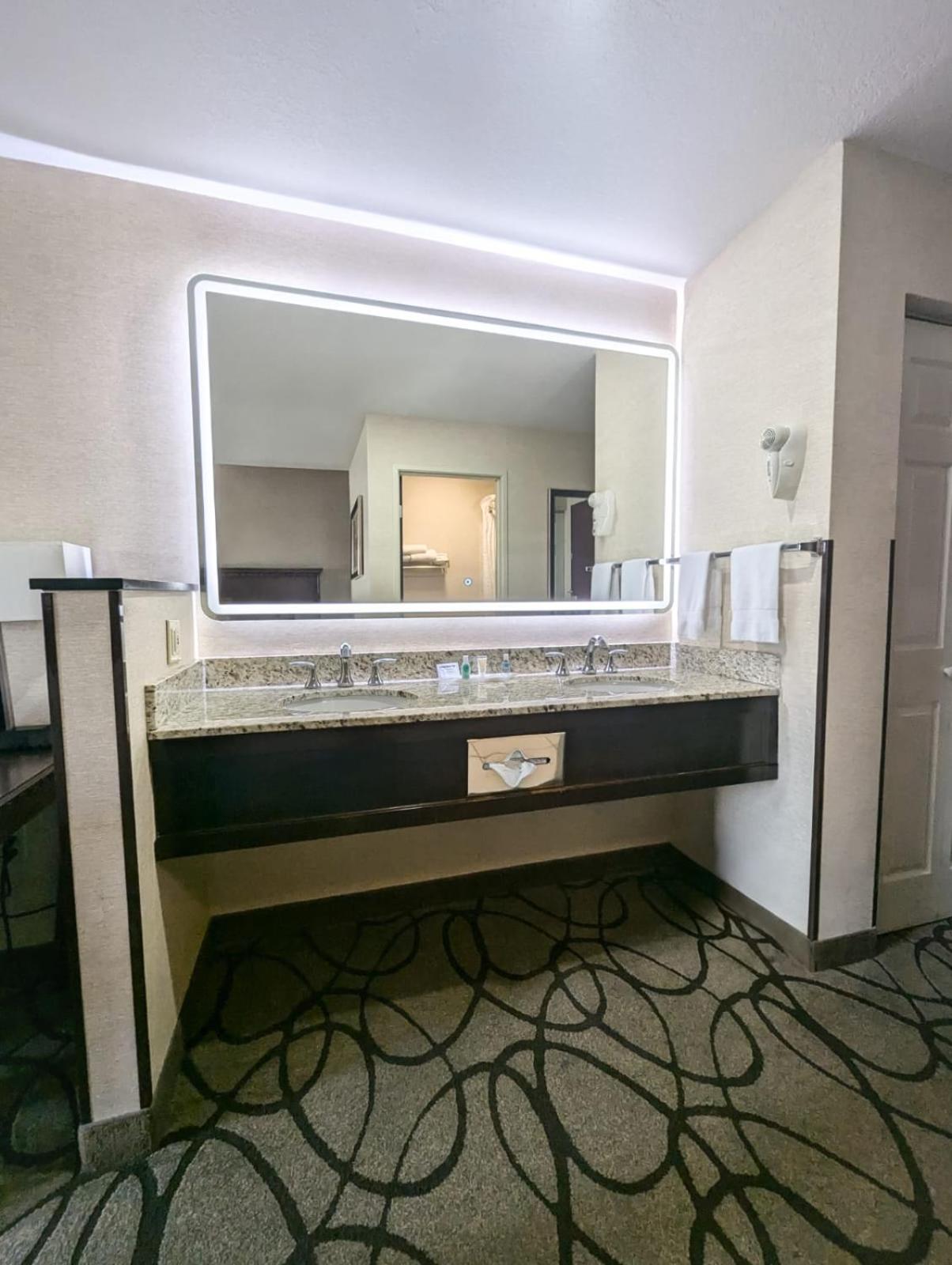 Queen Suite - Accessible/Non-Smoking