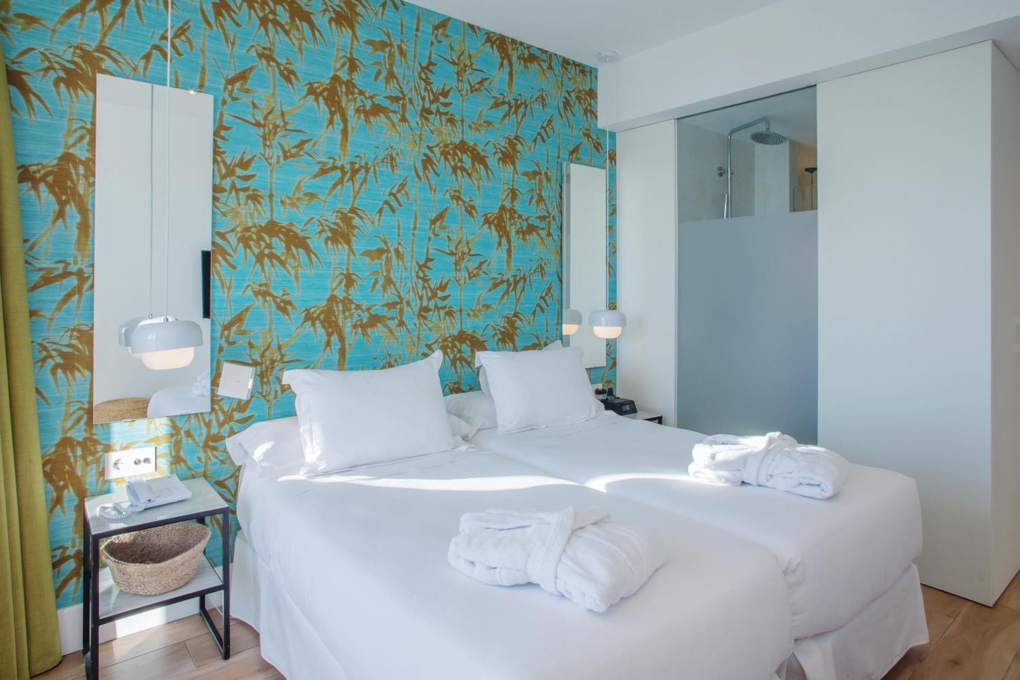 Chambre Lits Jumeaux Premium avec Balcon - Vue Latérale sur Mer