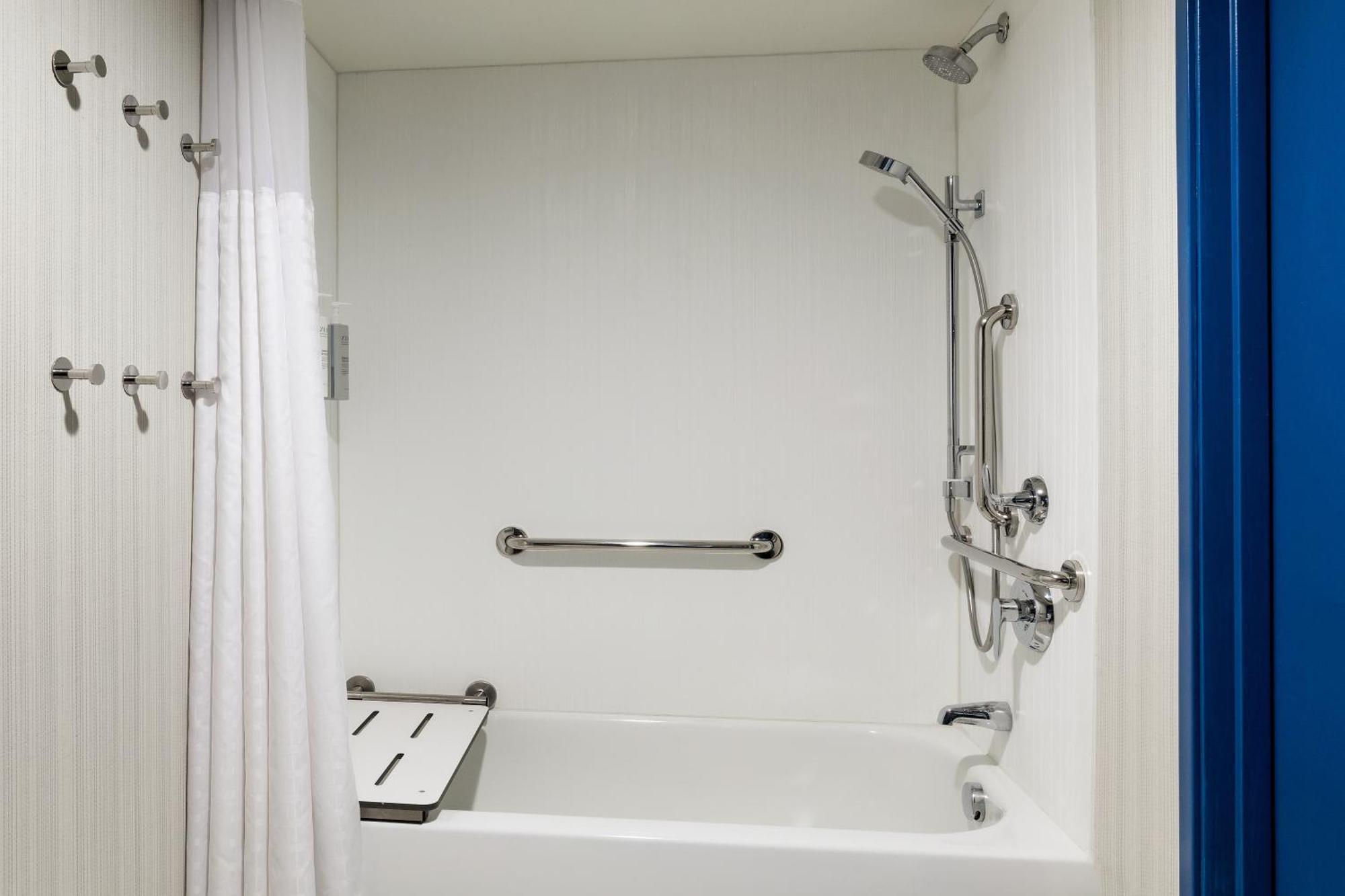 Zimmer mit Kingsize-Bett und barrierefreier Badewanne