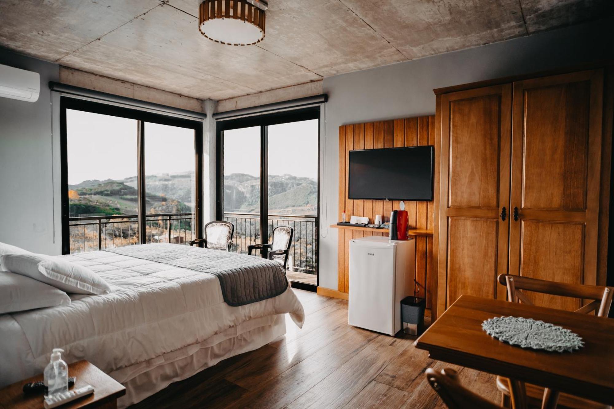 Quarto Superior Deluxe com Cama de Casal ou 2 de Solteiro