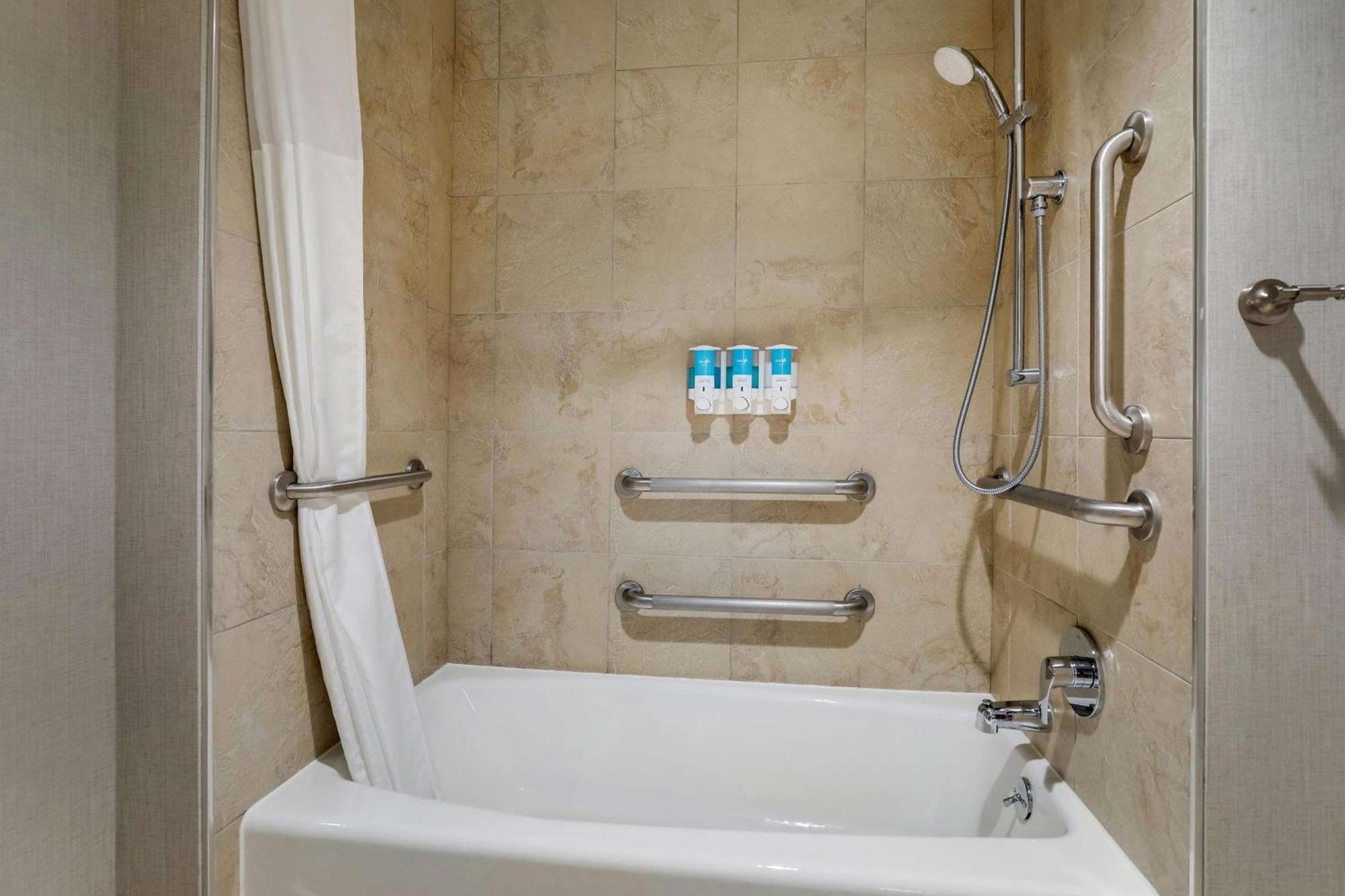 Deluxe Queen Room with Two Queen Beds - Accessible, Tub