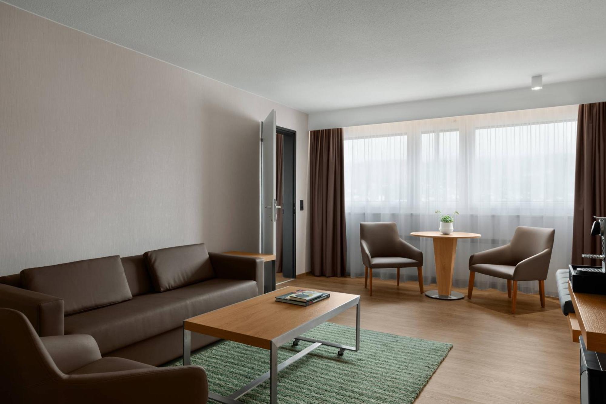 One Bedroom Suite with King Bed and mountain View - High Floor,1631543025:JPEG