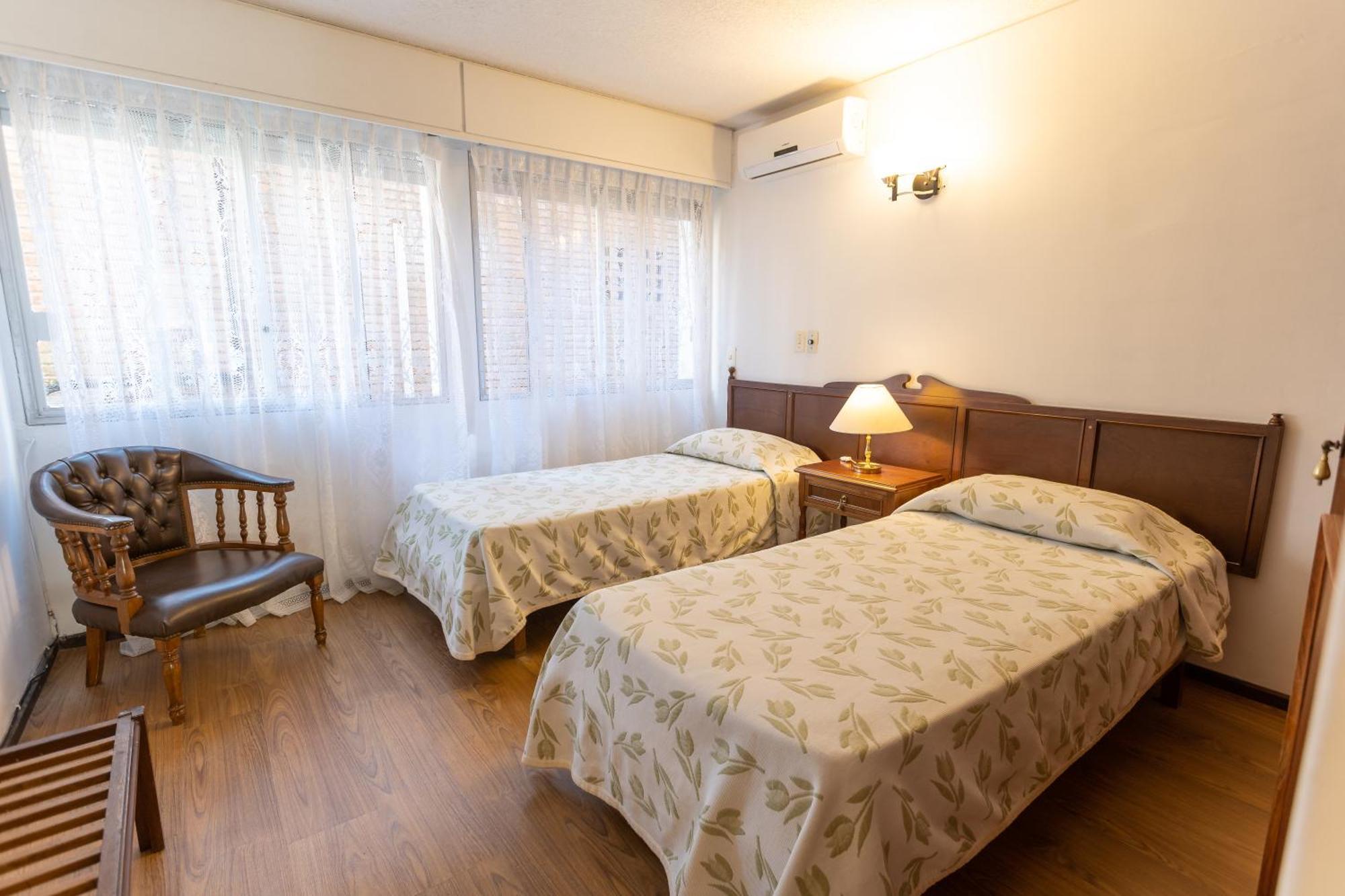 Quarto Econômico com Cama de Casal ou 2 de Solteiro