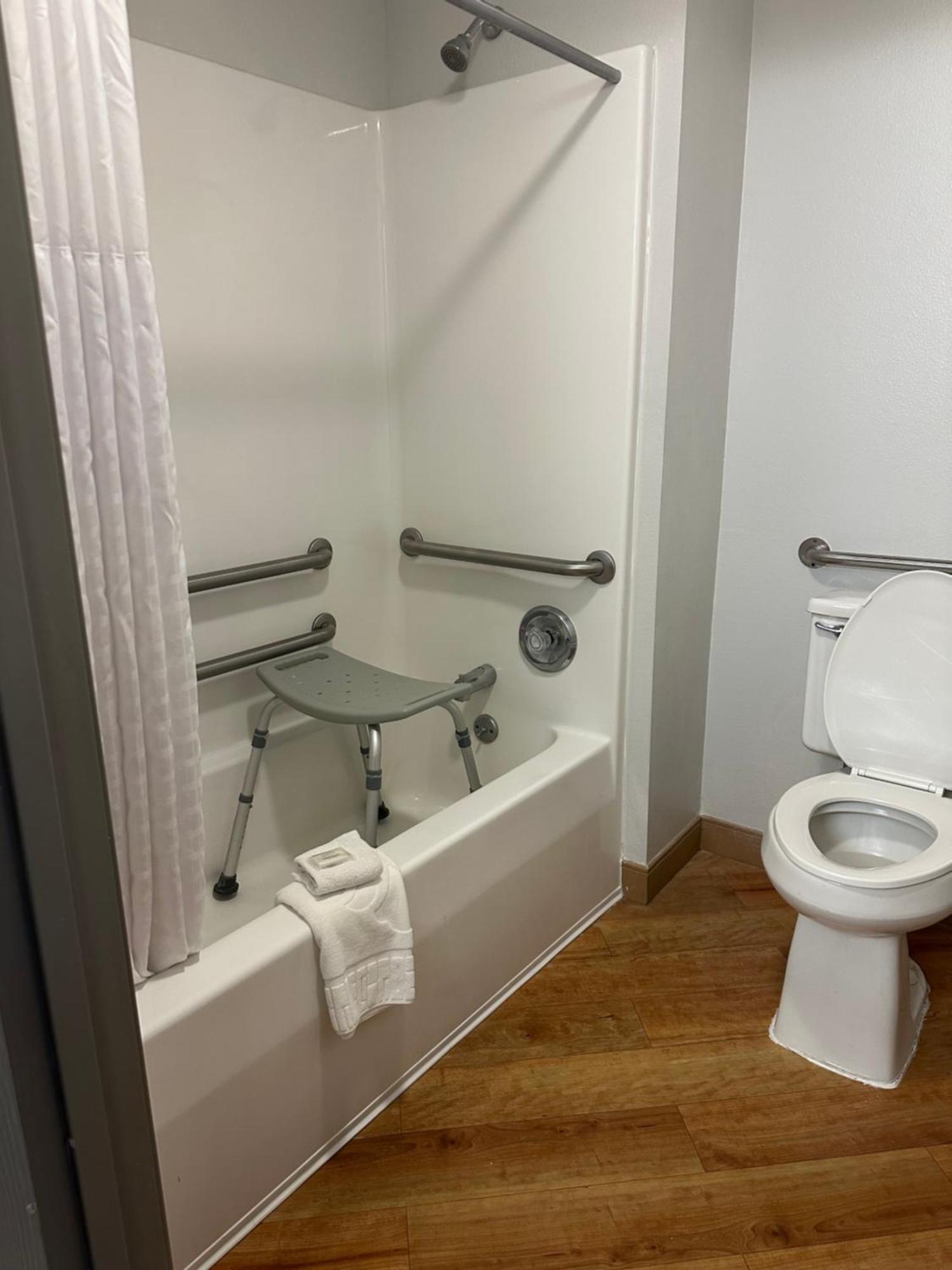 King Room with Bath Tub - Mobility Accessible/Non-Smoking