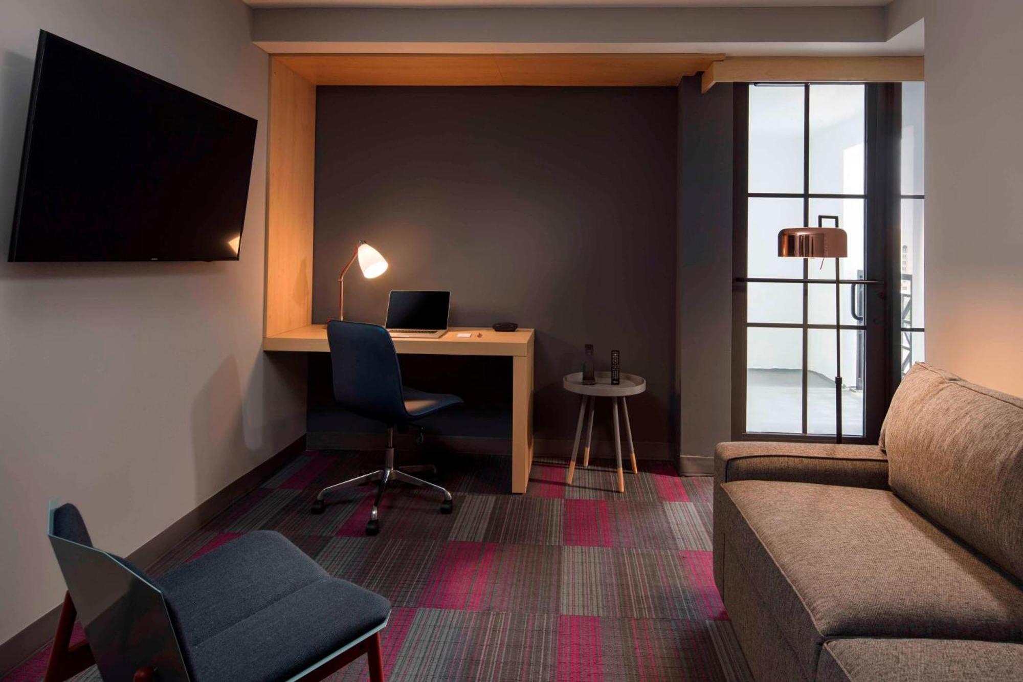 Aloft Guest Suite, Guest room, 2 Double, City view, Balcony