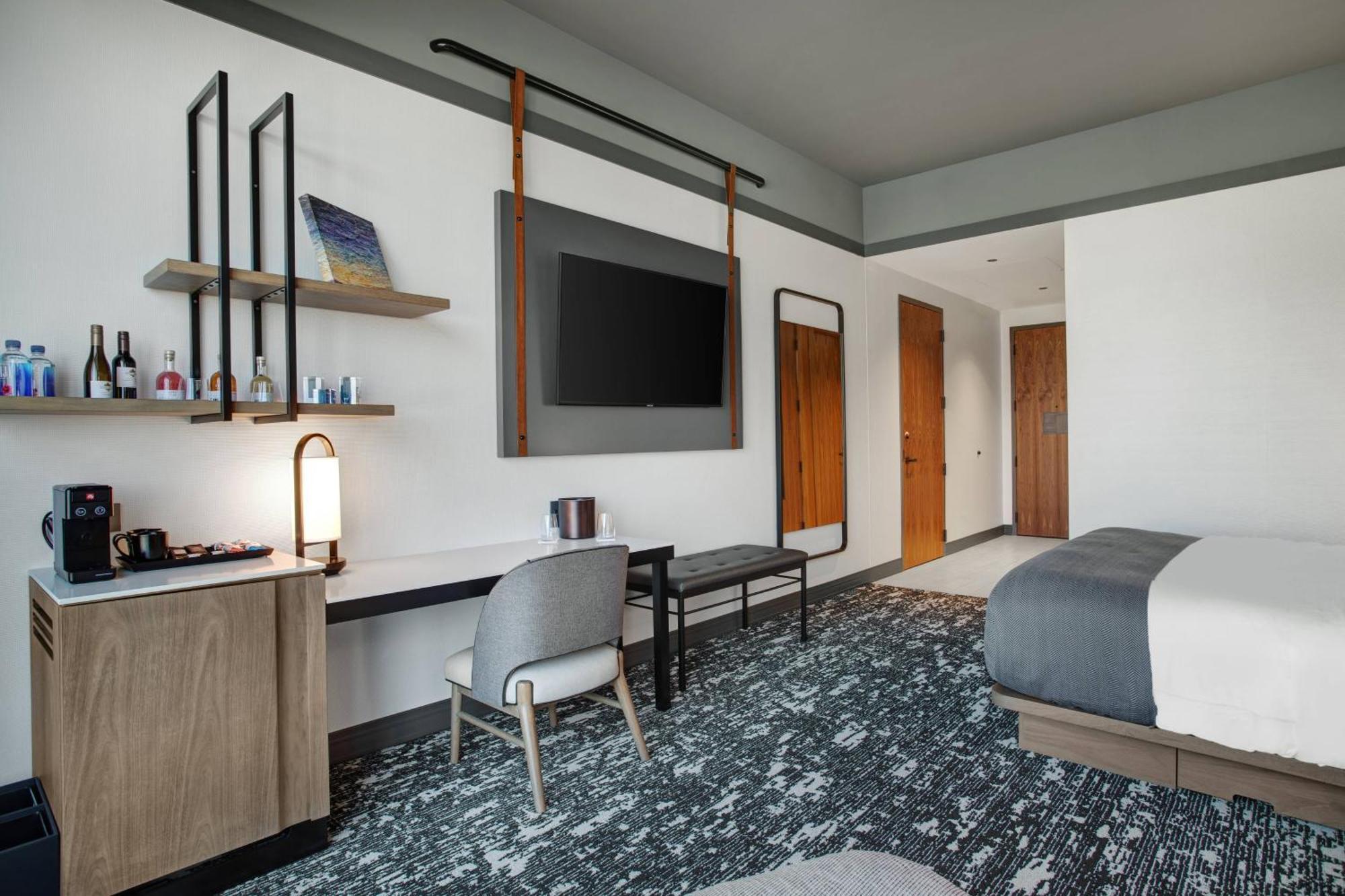 Standard Guest room with 1 King, City view