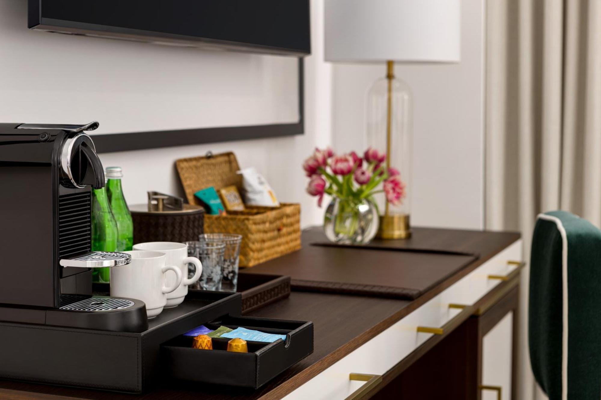 Habitación Deluxe adaptada para personas con movilidad reducida y discapacidad auditiva con cama extragrande y ducha accesible en silla de ruedas