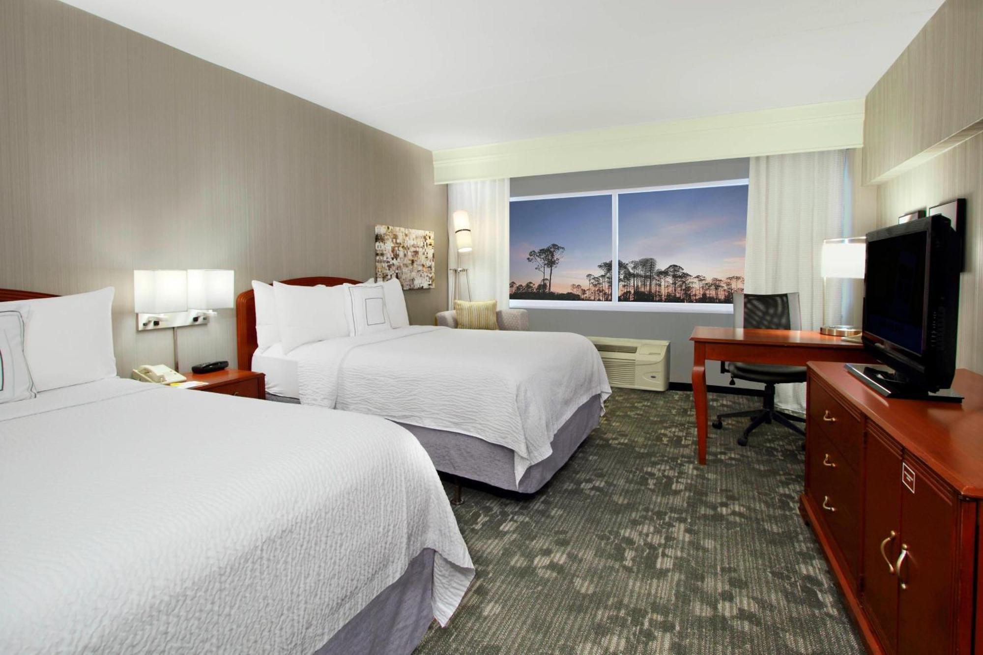 Double Room with Two Double Beds and Bathtub - Mobility Accessible