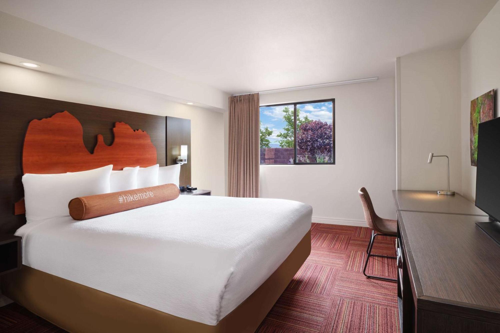 Queen Room with Roll-In Shower - Disability Access/Non-Smoking