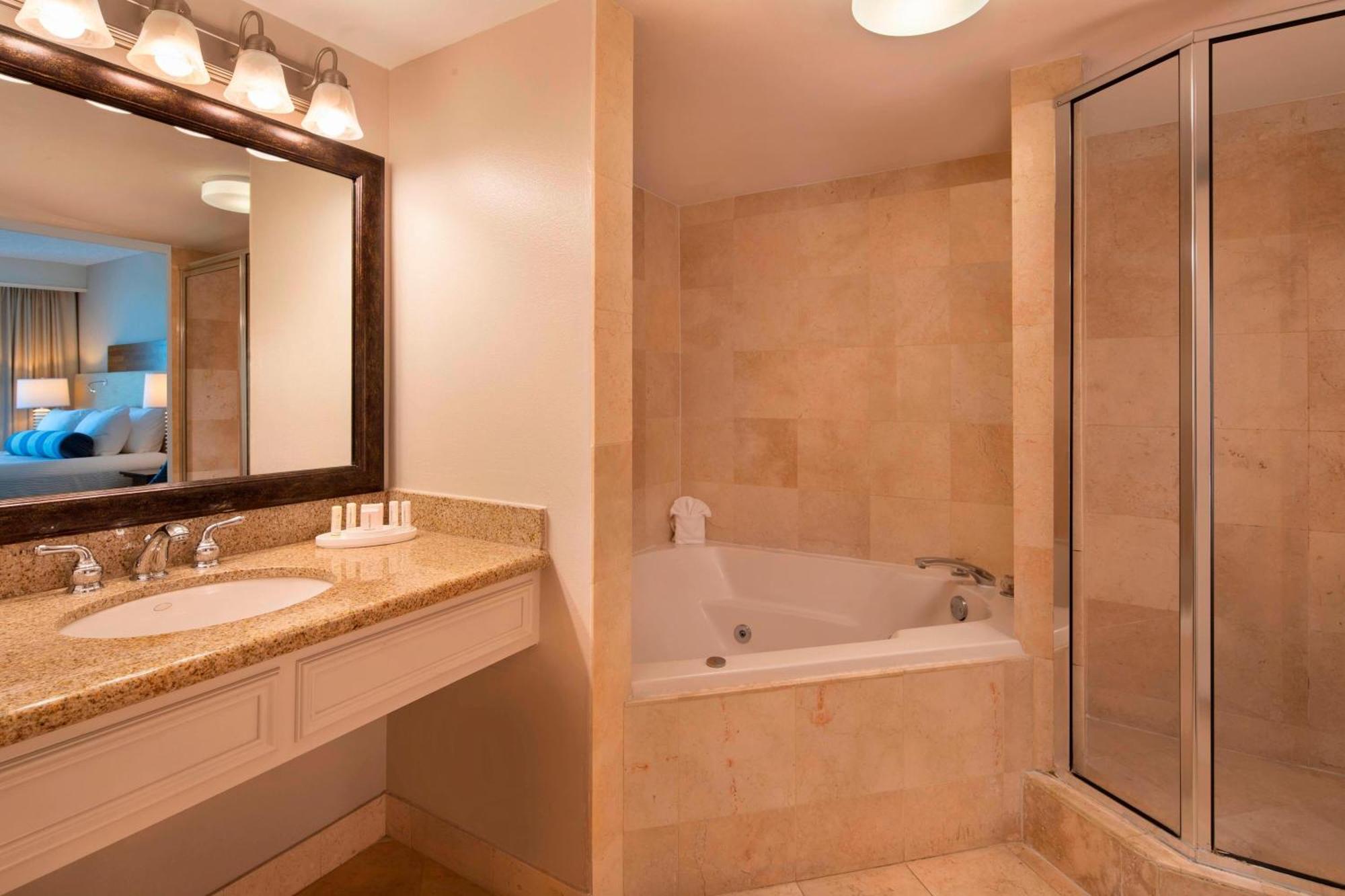 1 Bedroom Suite 1 King Sofa bed Limited view Whirlpool,1632214581:JPEG