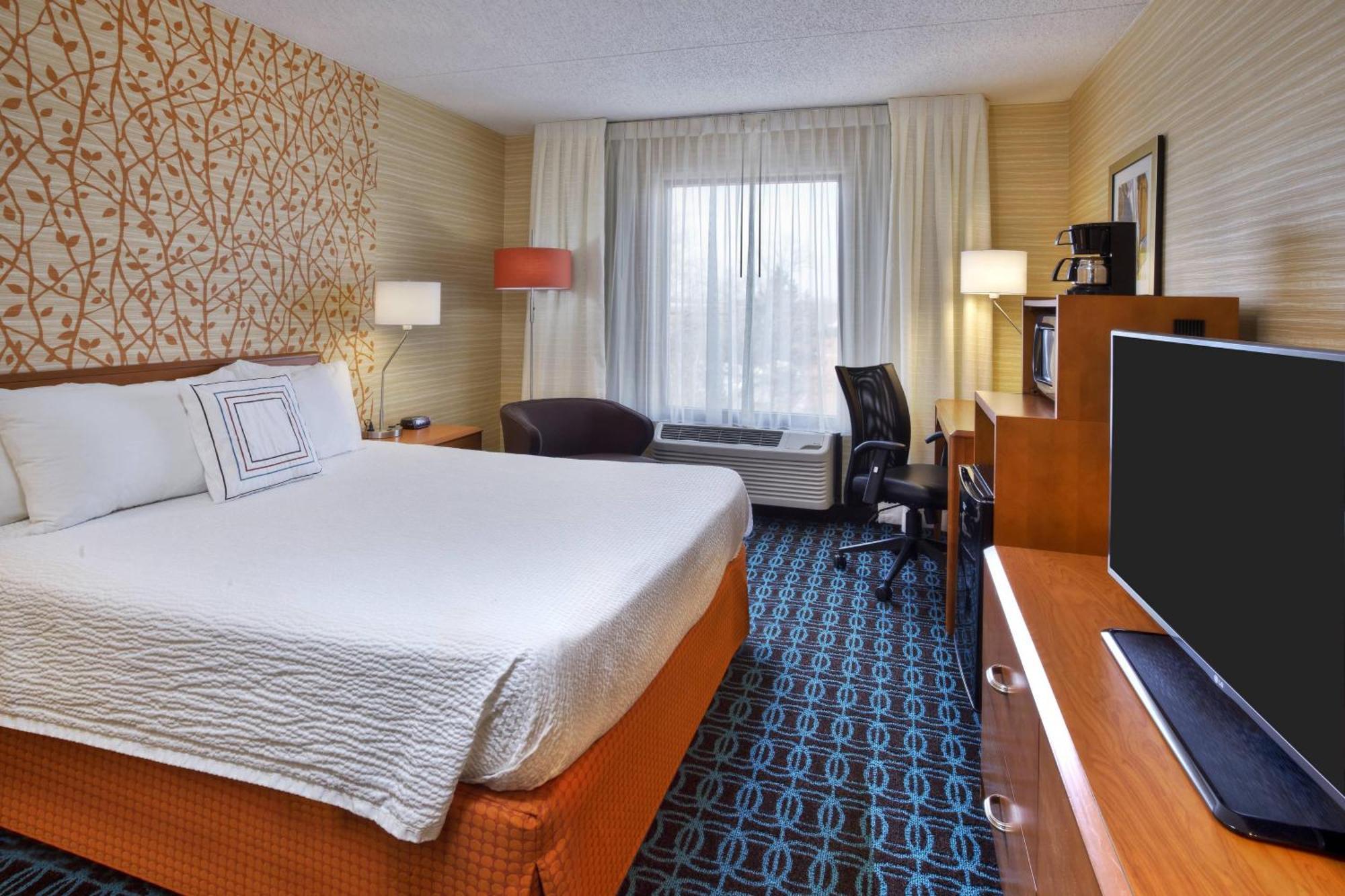 Queen Room with Adapted Tub - Mobility Accessible