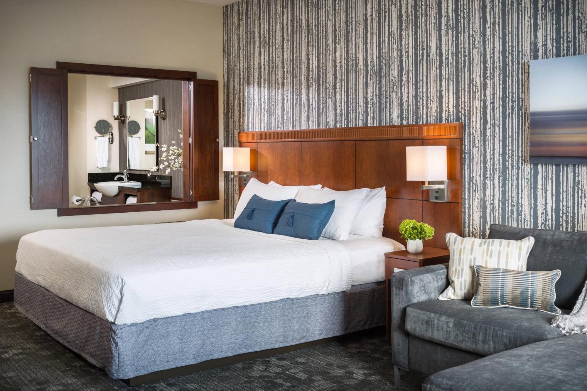 King Room with Sofa Bed, Whirlpool and Limited View,1421152941:JPEG
