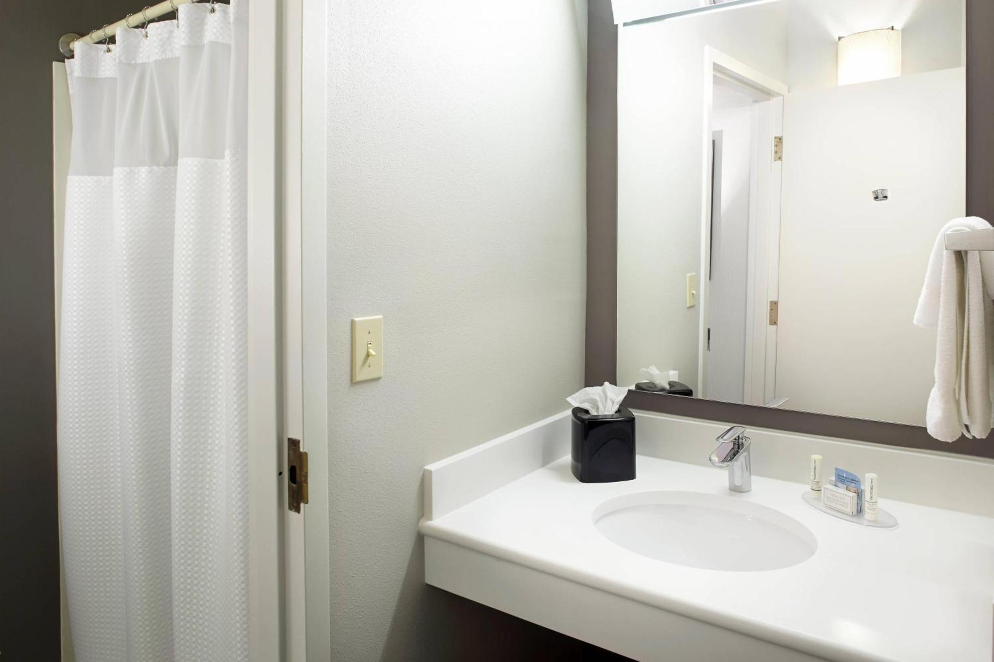 King Room with Roll-In Shower - Mobility Access/Hearing Accessible