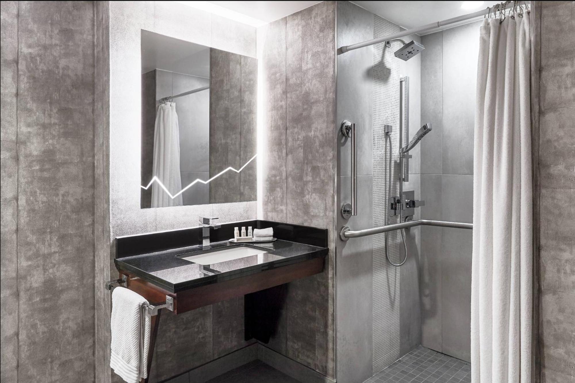 Queen Room with City View - High Floor/Club Level
