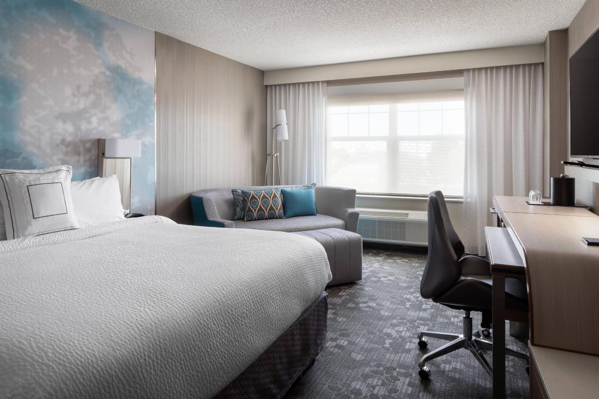 King Room with Transfer Shower - Mobility Access/Hearing Accessible