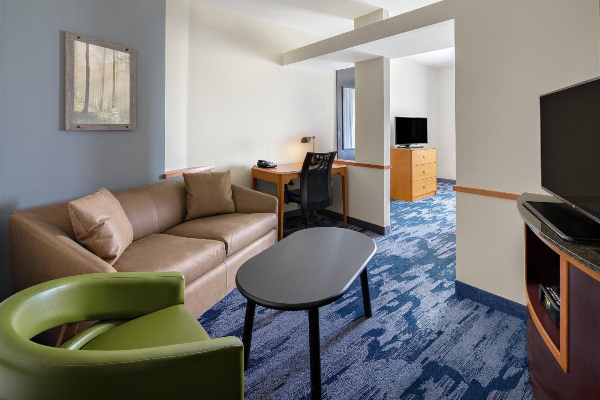 Studio with King Bed, Transfer Shower and Sofa Bed - Mobility Access/Hearing Accessible