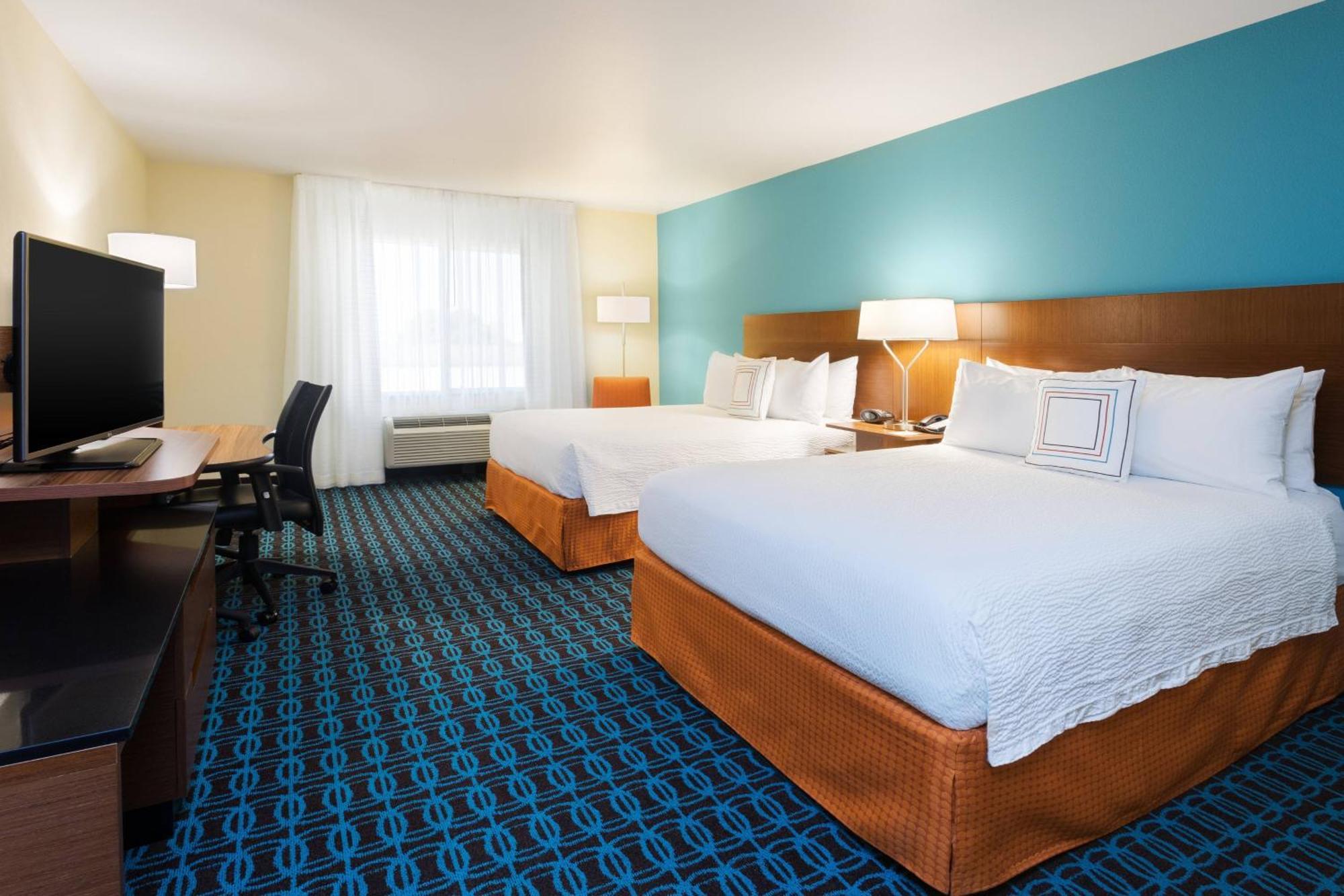 Queen Room with Two Queen Beds and Roll-In Shower - Mobility Access/Hearing Accessible