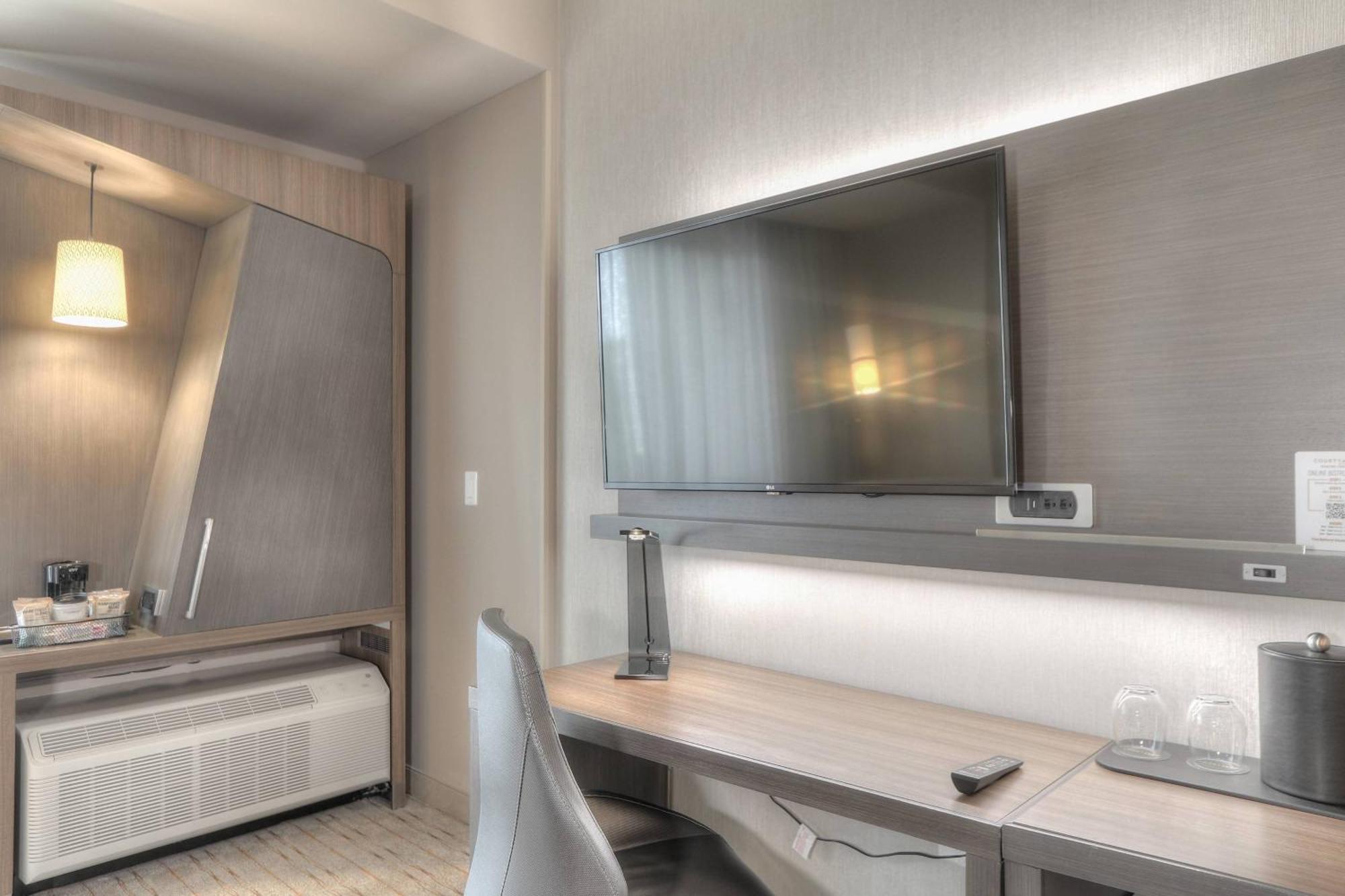 1 King, River view, Balcony, Sofa bed,1632281806:JPEG