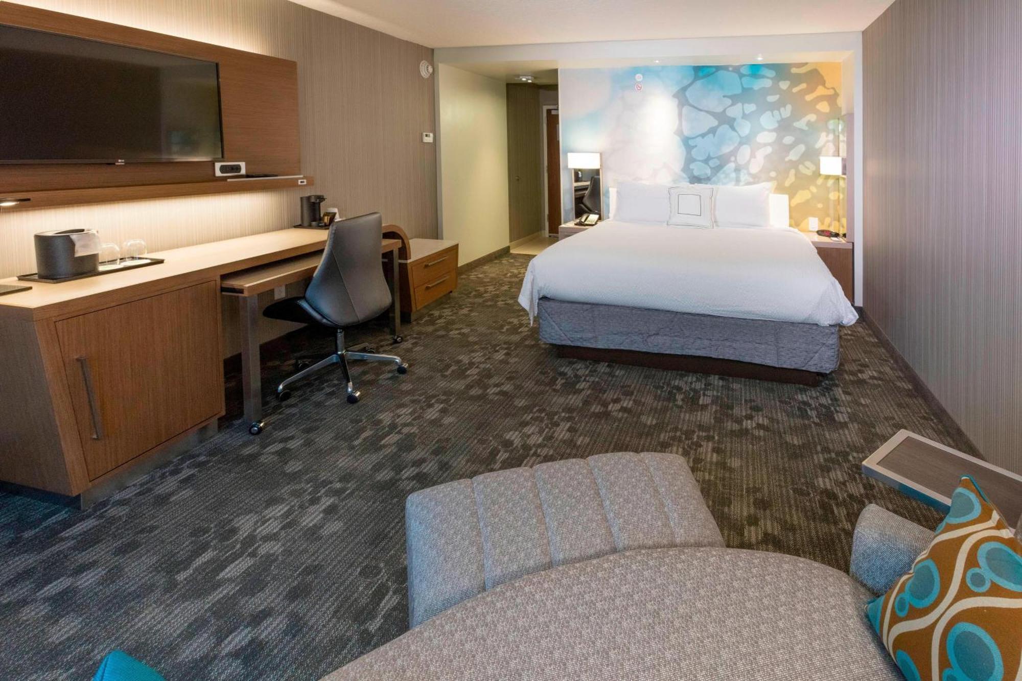 King Room with Roll-In Shower - Mobility Accessible