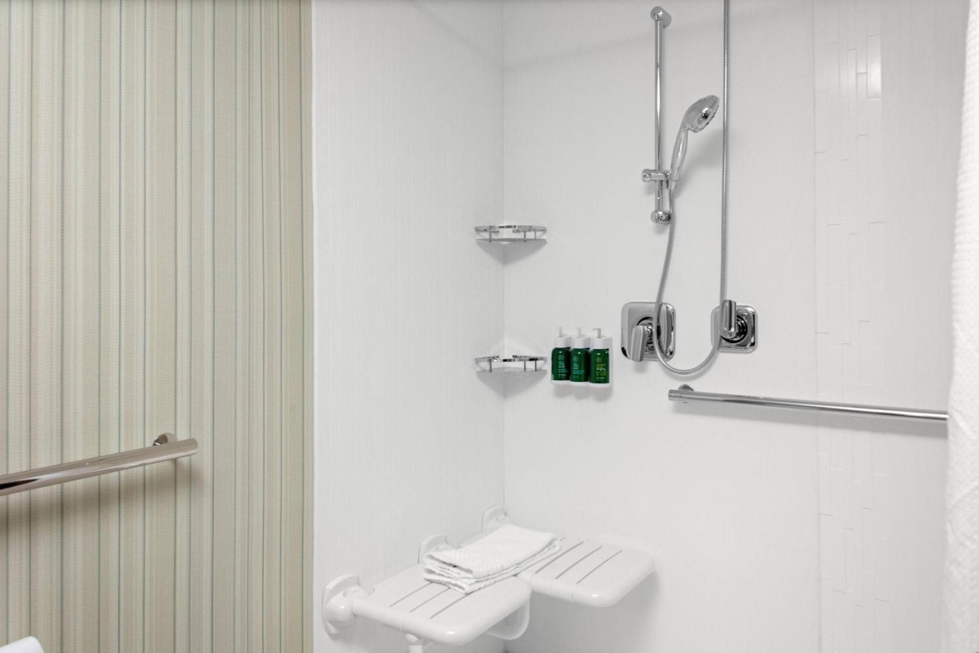 Queen Room with Two Queen Beds and Bathtub - Mobility Access