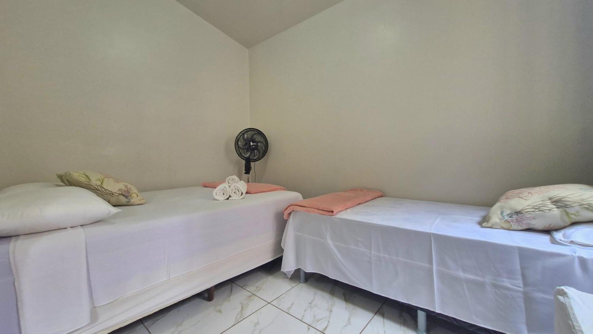 Quarto Triplo Básico com Banheiro Compartilhado