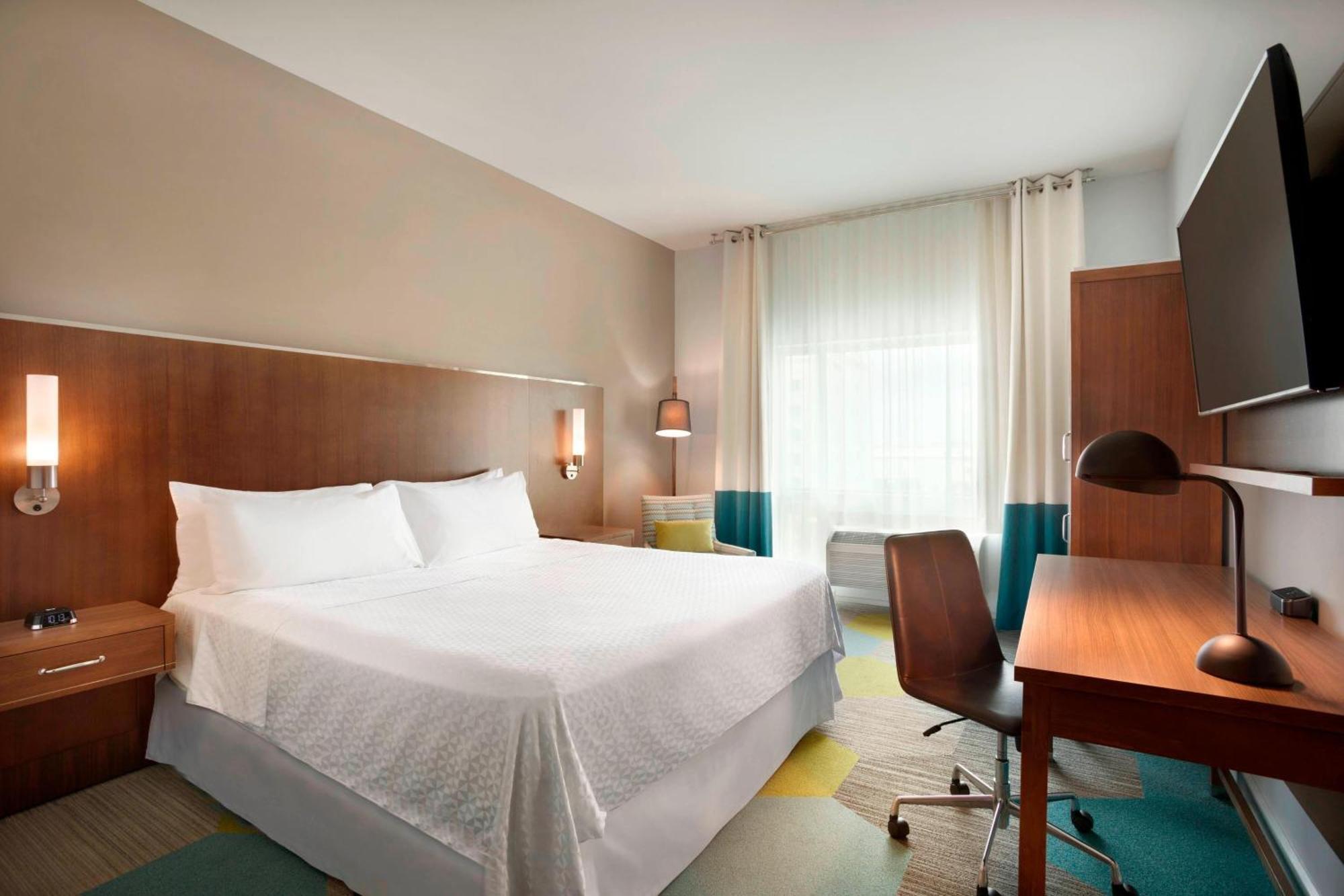 Zimmer mit Kingsize-Bett und angepasster Badewanne, barrierefrei