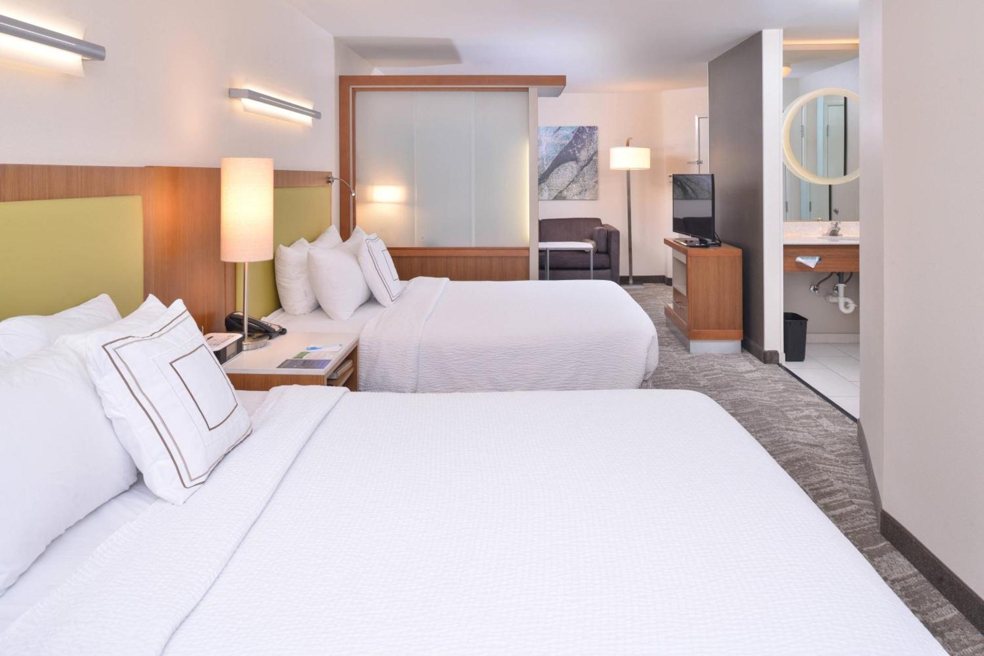 Suite avec 2 Lits Queen-Size et Canapé-Lit