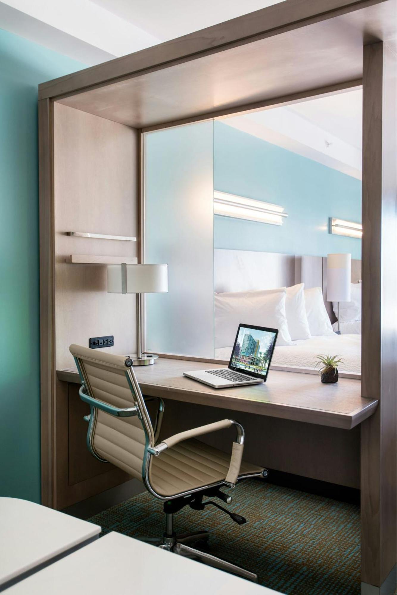 Suite avec 2 Lits Queen-Size et Canapé-Lit