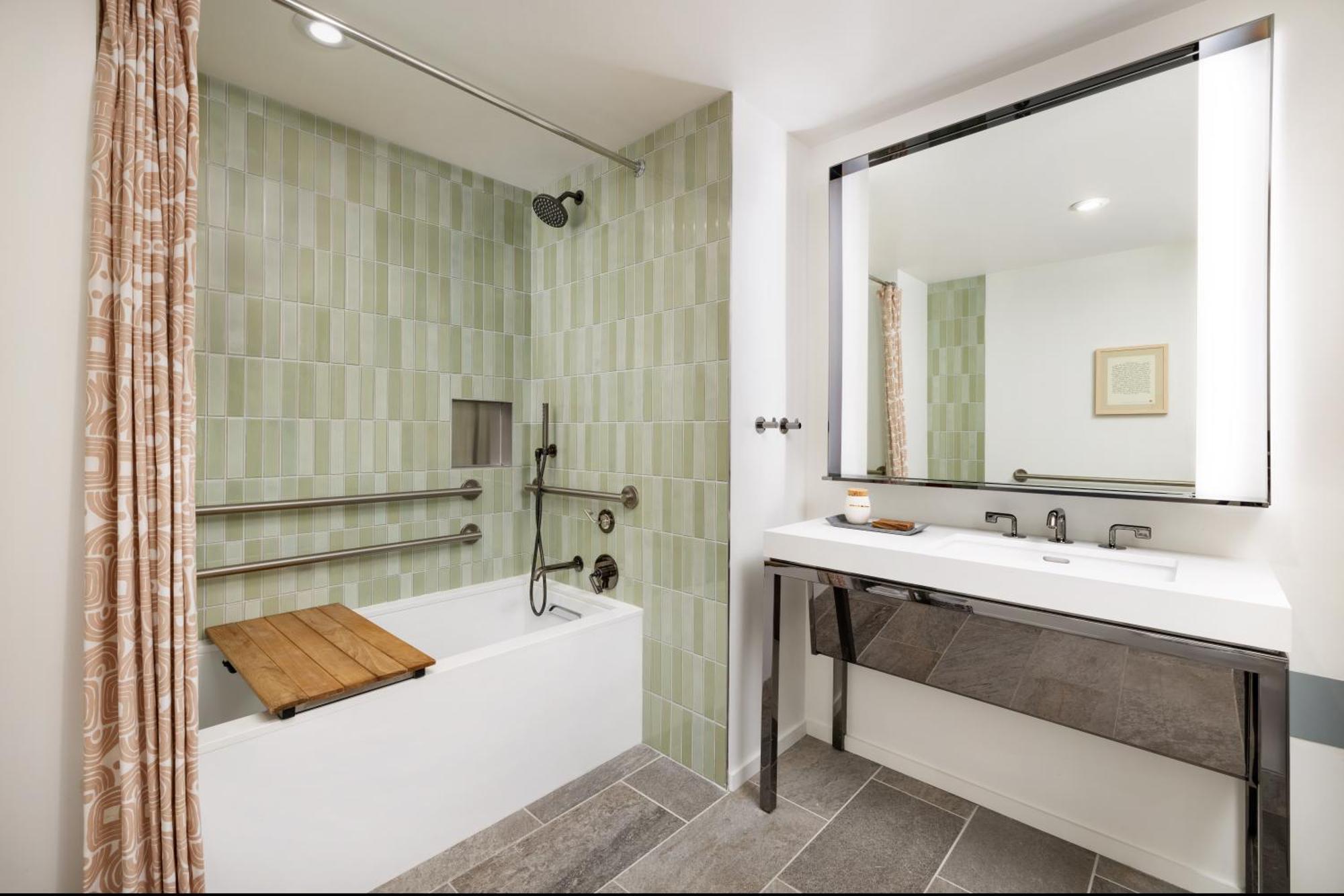 King Room with Bath Tub - Mobility Accessible