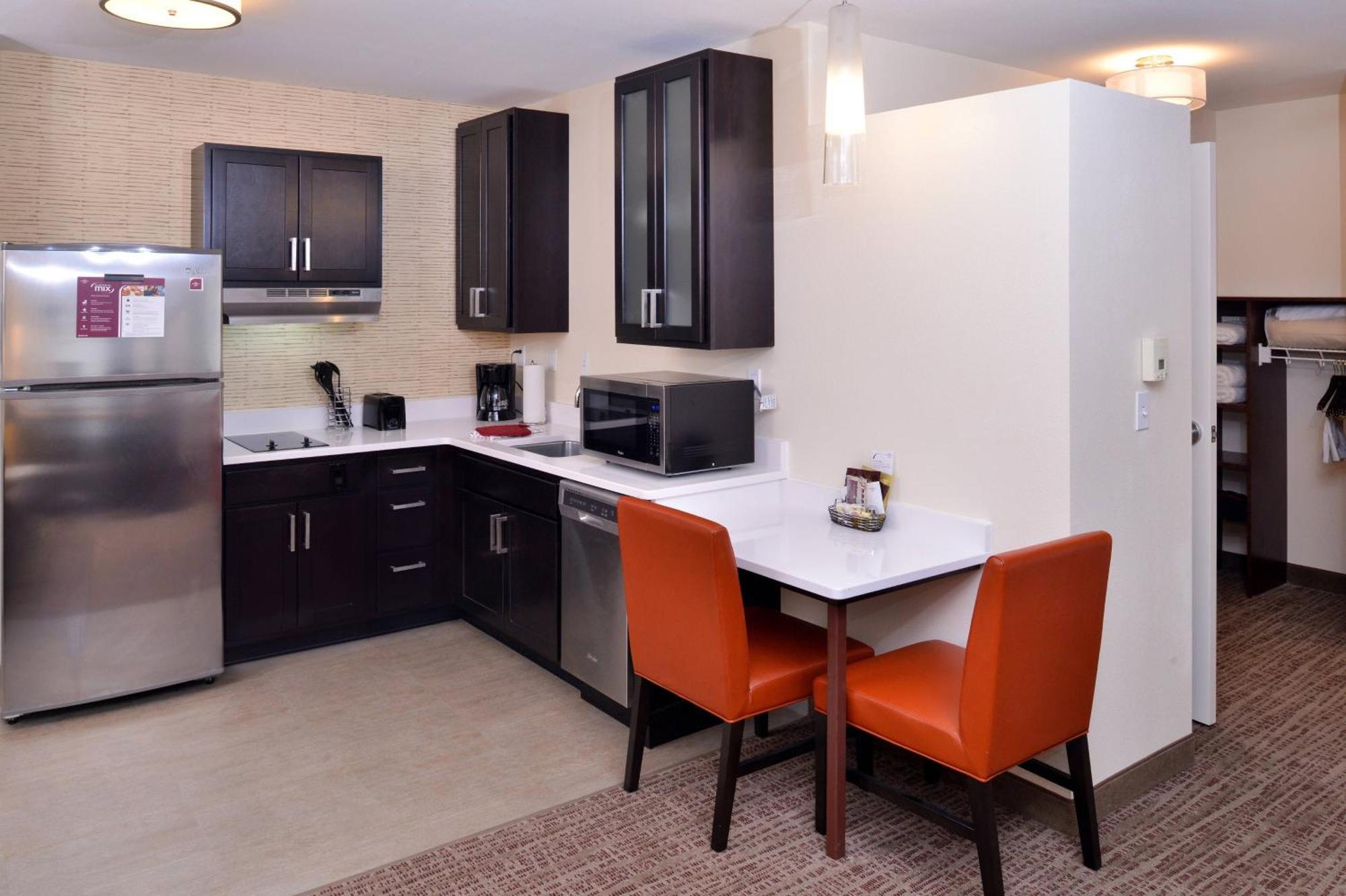 Studio King Room with Tub and Non-Private Sofa Bed - Mobility Accessible