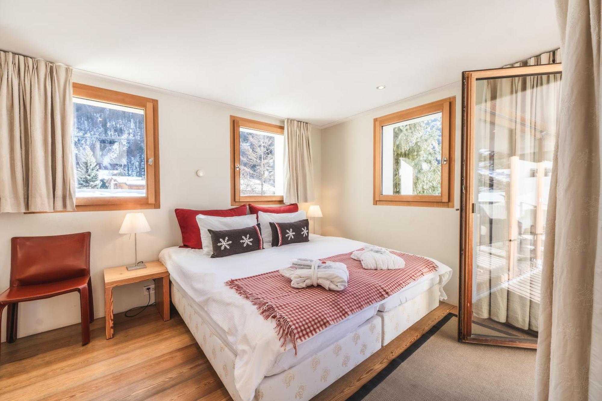Appartement met 3 Slaapkamers - Eerste Verdieping met Balkon en Uitzicht op de Matterhorn