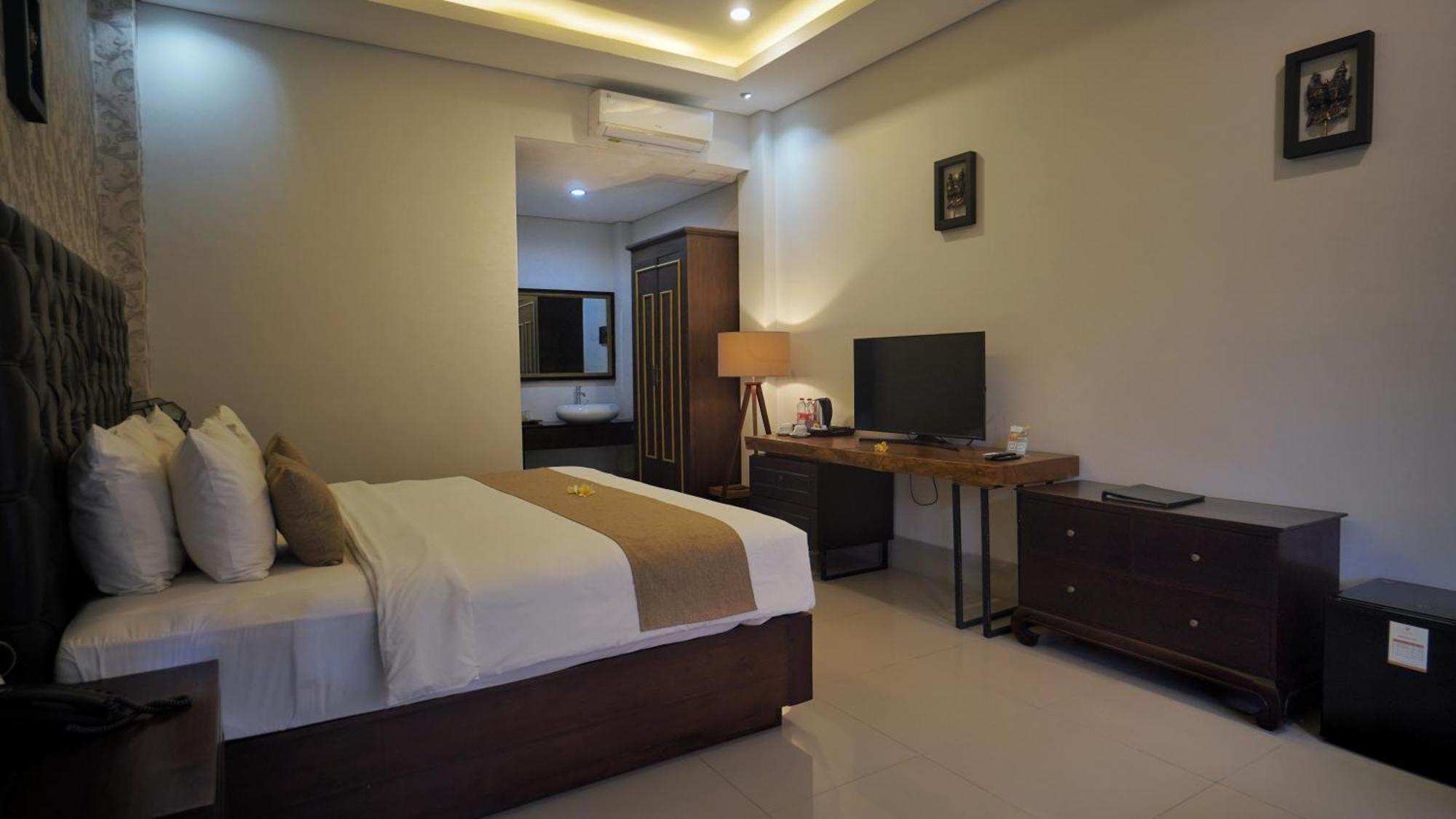 Deluxe Pool View with Signature Massage
