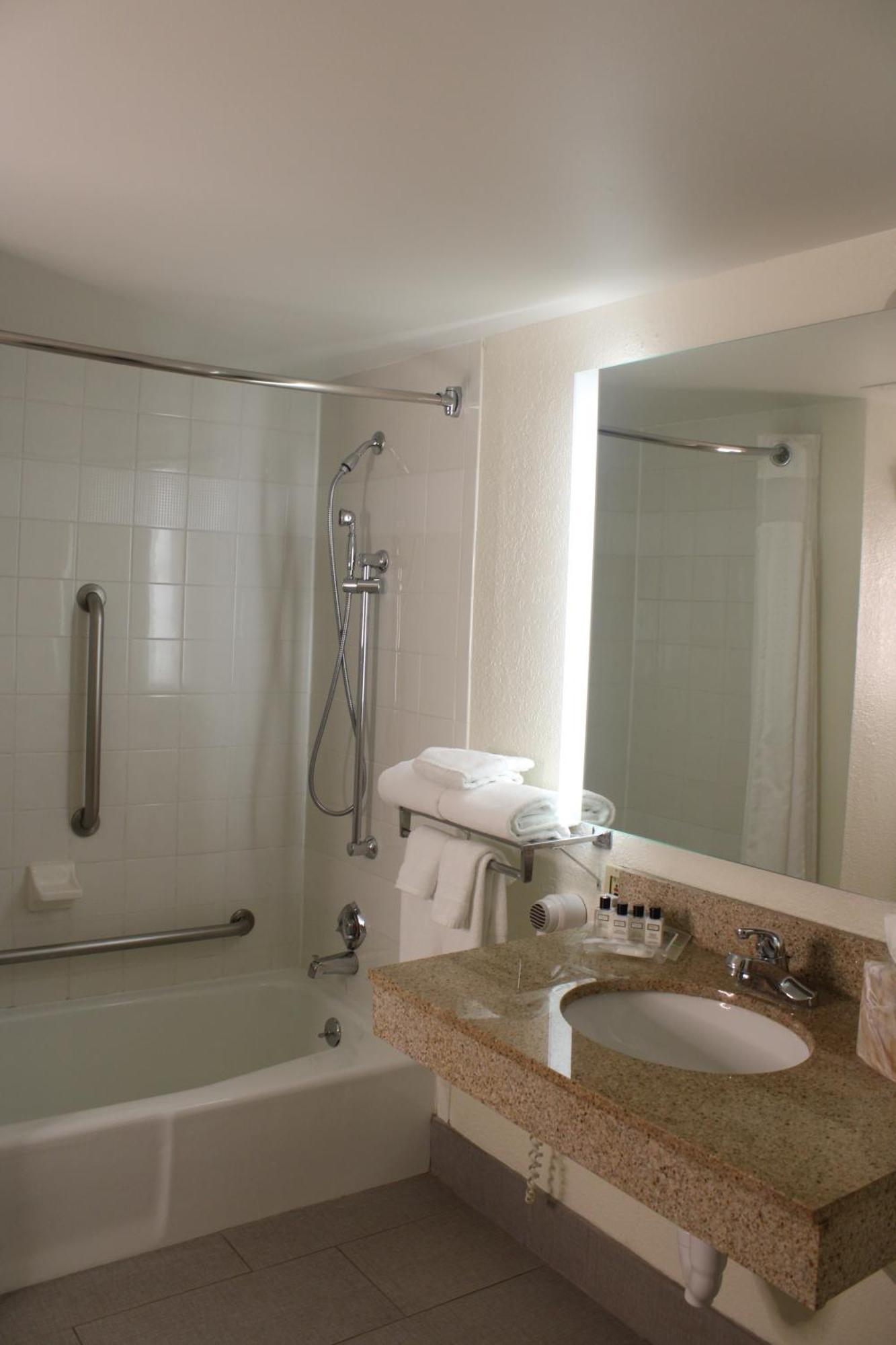 King Room with Tub and Grab Bars - Mobility/Hearing Accessible - Non-Smoking