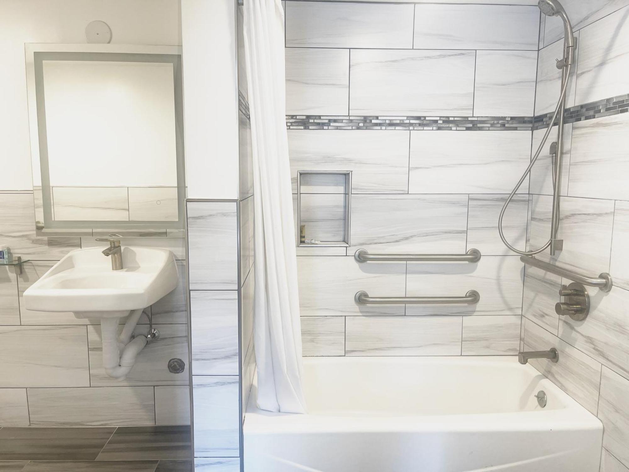 Kamer met Kingsize Bed - Rookvrij en Geschikt voor Personen met een Lichamelijke Beperking