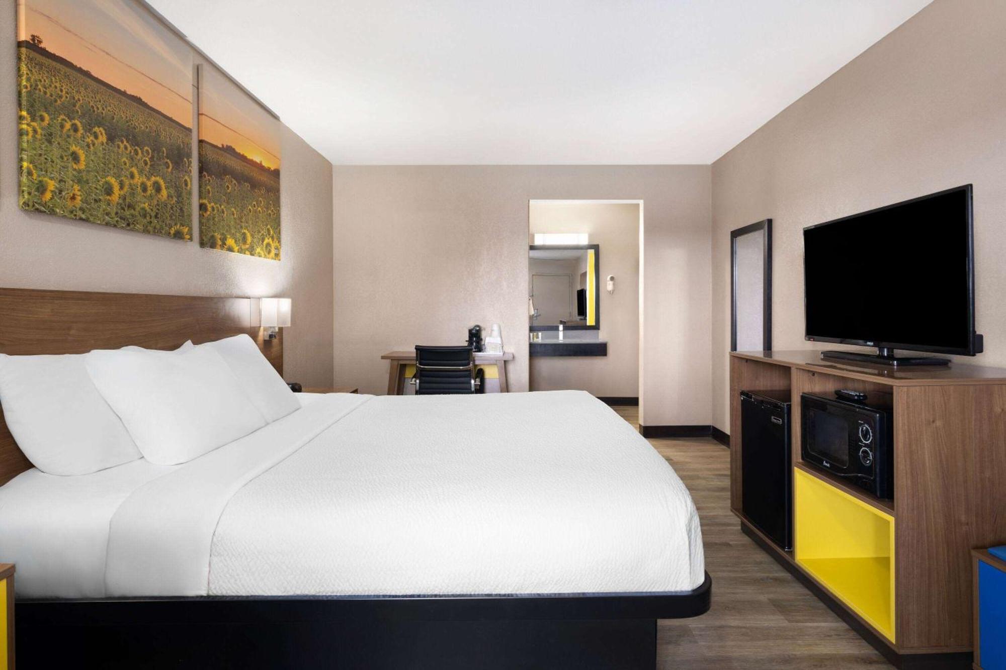 1 King Bed, Accessible Room, Non-Smoking