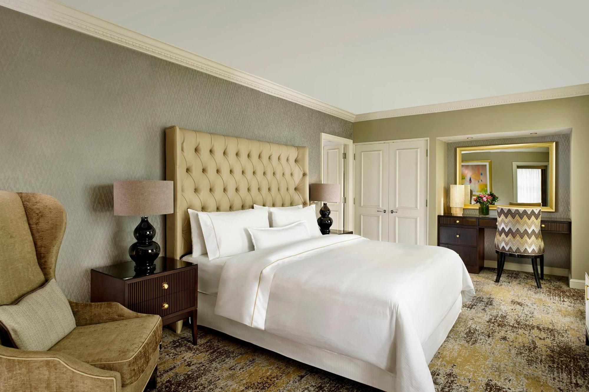 Deluxe Suite mit Kingsize-Bett und Stadtblick