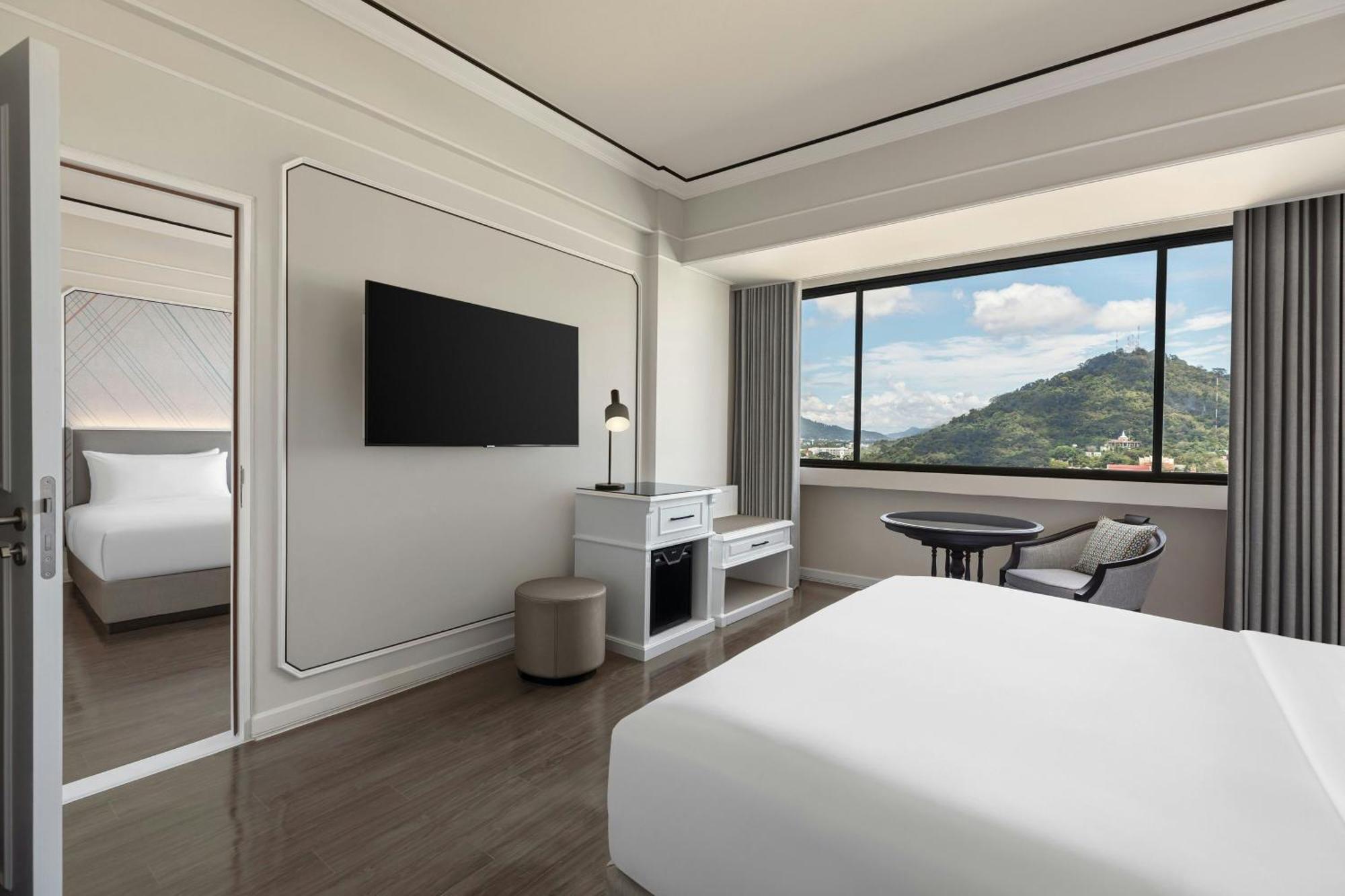 Deluxe King Room with City View
